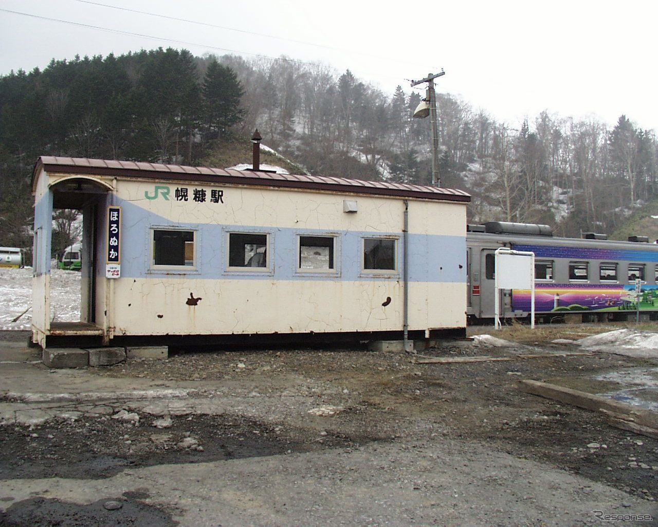 留萌本線幌糠駅。最終日は20時38分発深川行き上り最終列車で特製旗などでの見送りが行なわれる。