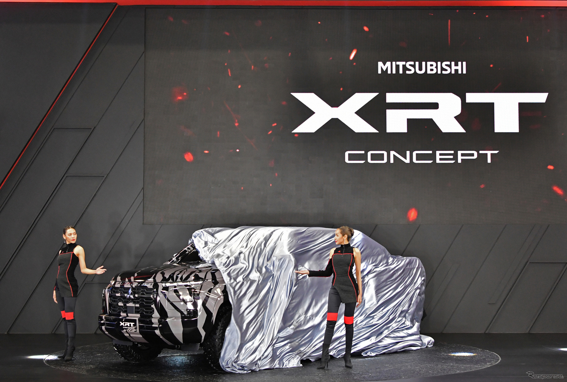 アンベールされるMITSUBISHI XRT Concept（三菱 XRTコンセプト）