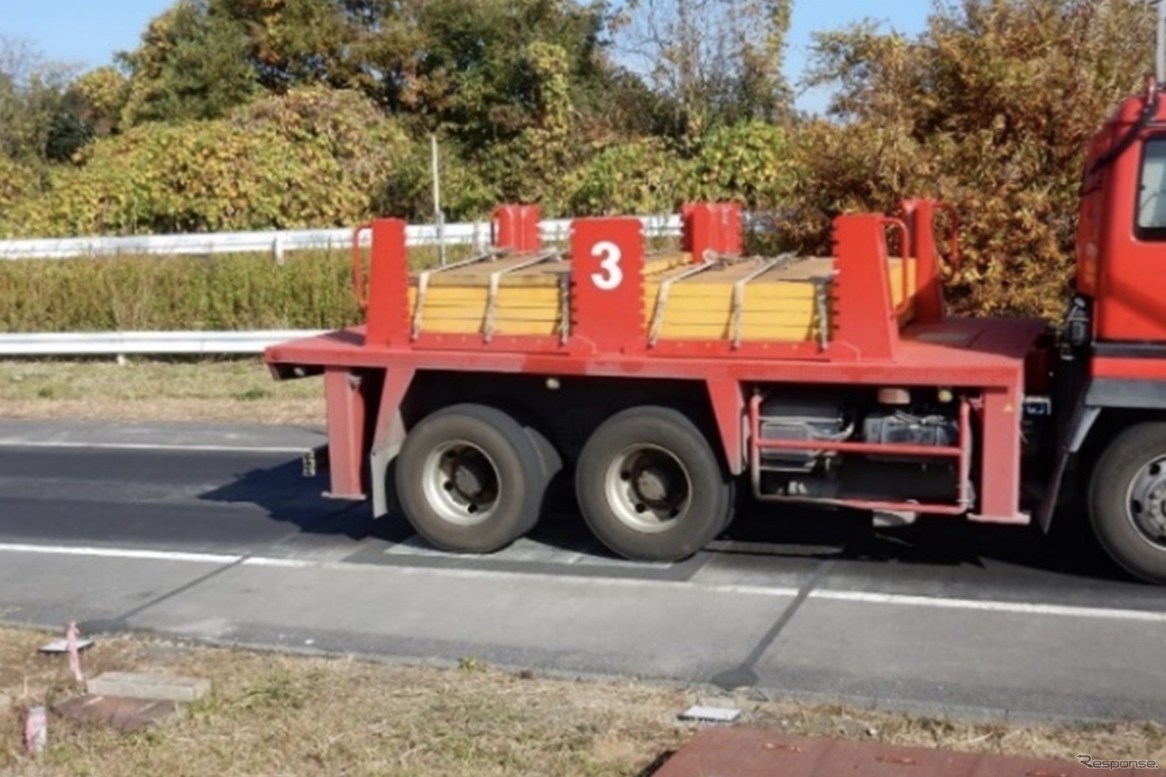 舗装走行実験場での荷重車走行状況