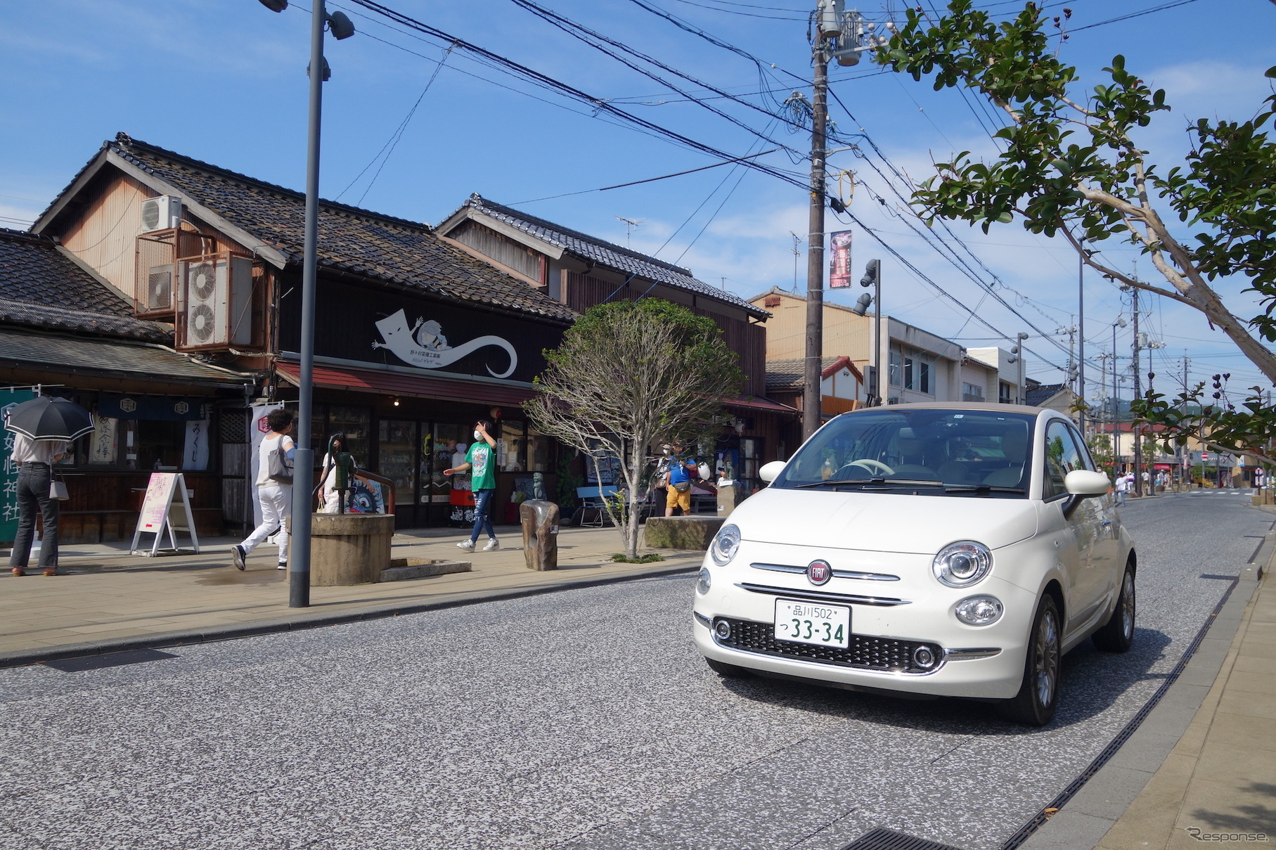 鳥取・境港の水木ロードにて。一反木綿をあしらった店が見える。