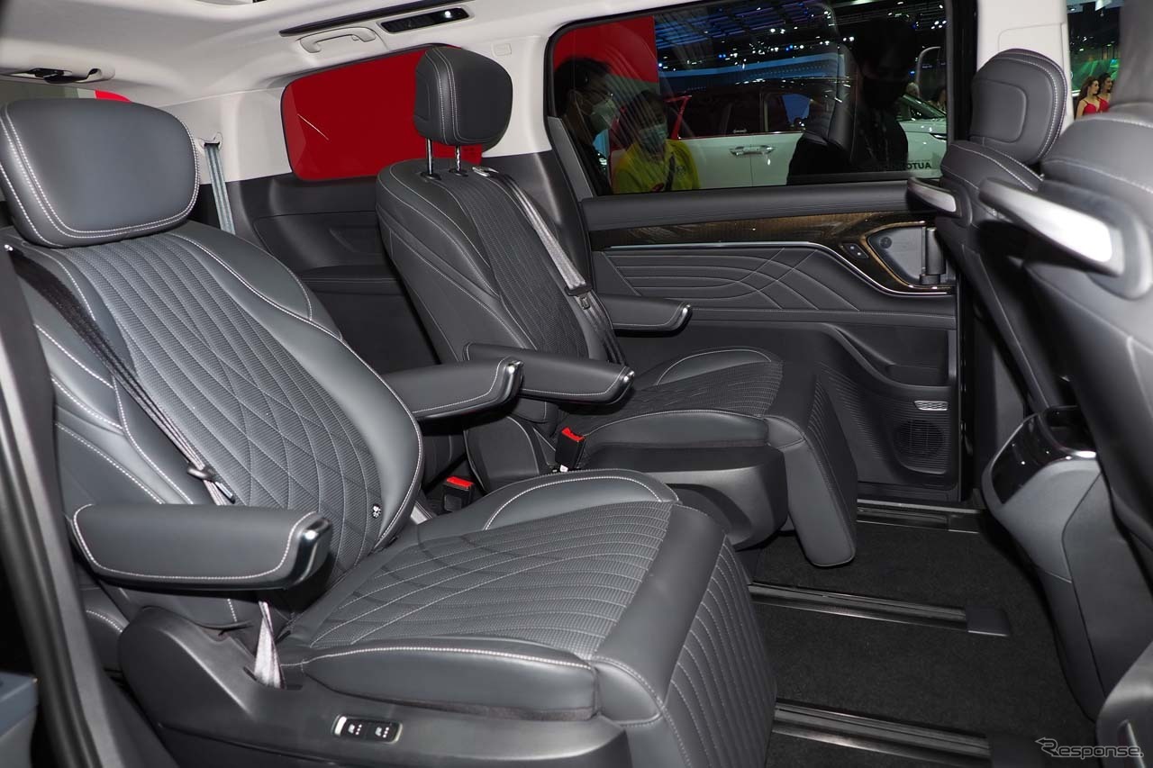 『MAXUS 9』のセカンドシート。シートには電動マッサージや空気孔も備える