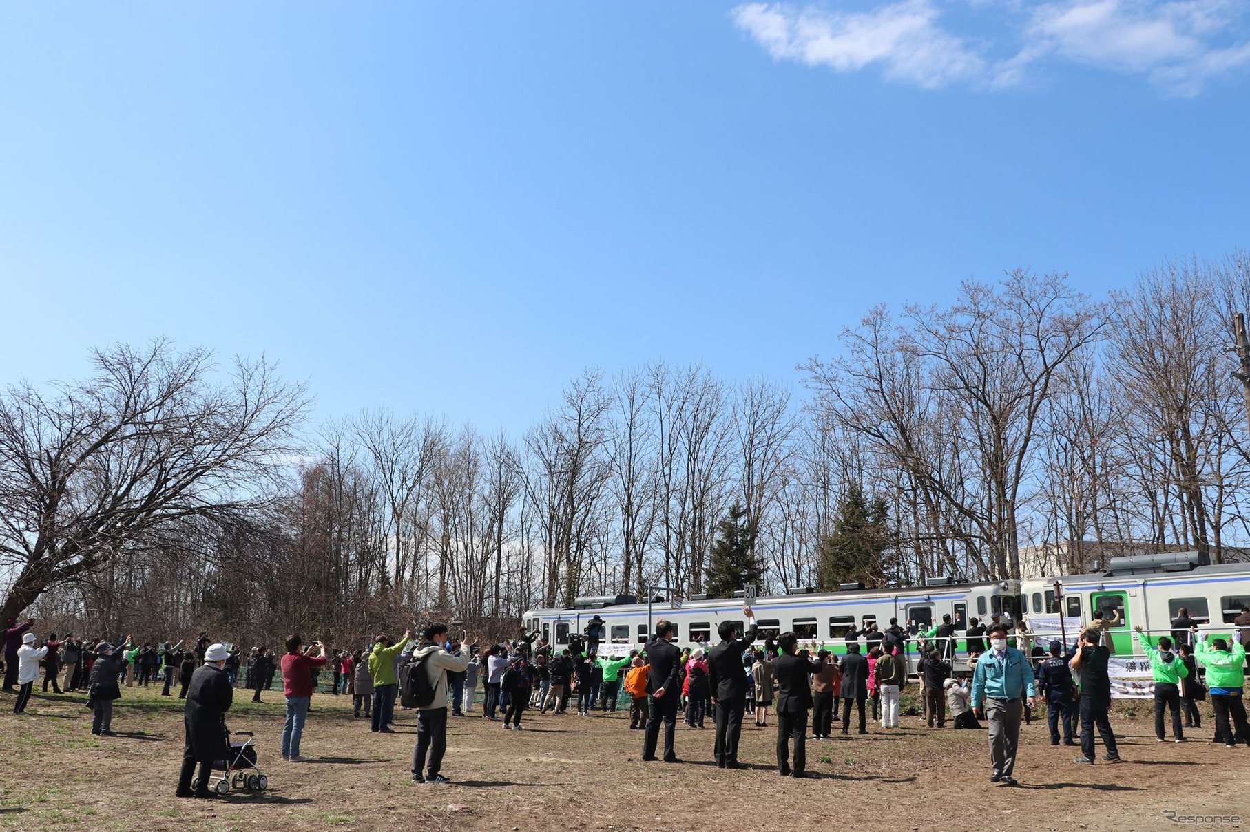2020年4月17日、新十津川発最後の札沼線列車を見送る人々。札沼線北海道医療大学～新十津川間の廃止では午前中の上り1本がラストランとなった。