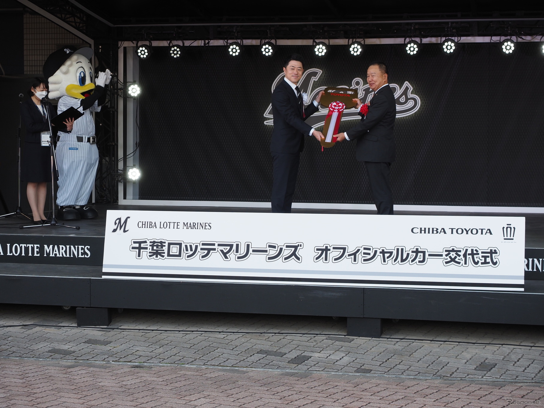 千葉ロッテマリーンズの高坂社長にゴールドキーを手渡す千葉トヨタ自動車の出野社長（右）