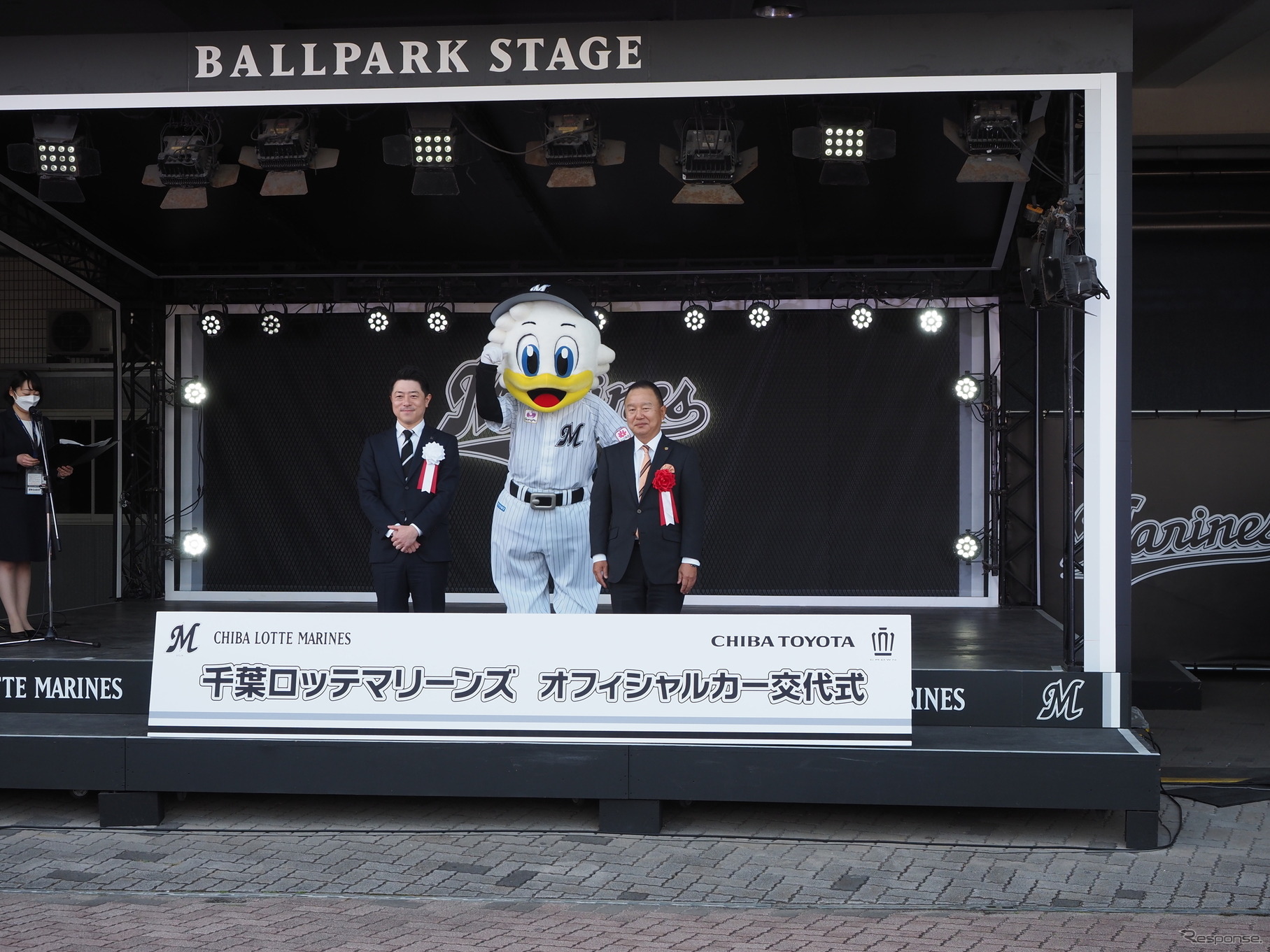 左から千葉ロッテ・高坂社長、同球団マスコット・マーくん、千葉トヨタ出野社長