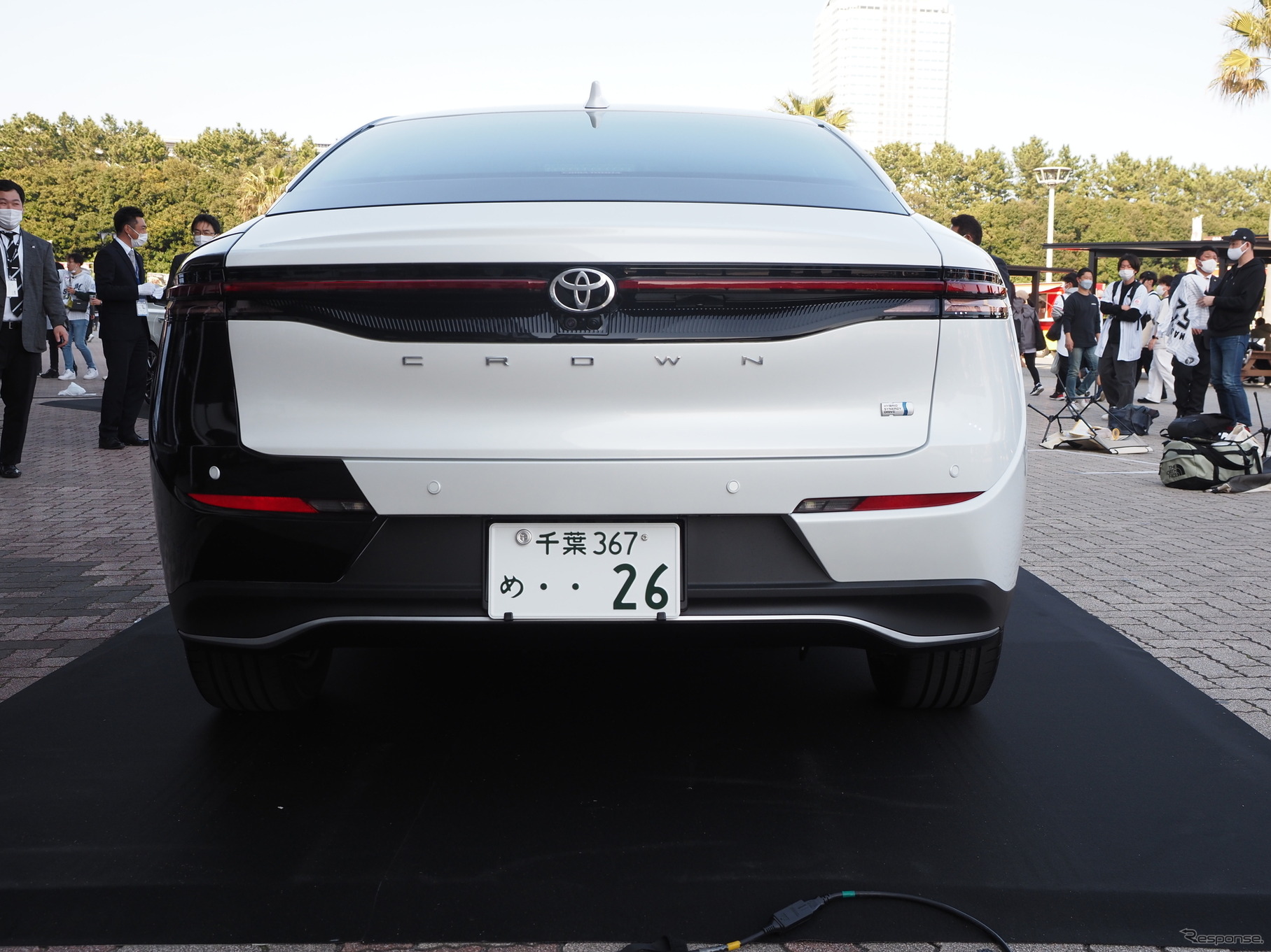新型クラウンのバイトーンカラーを生かしたデザインの千葉ロッテの新オフィシャルカー