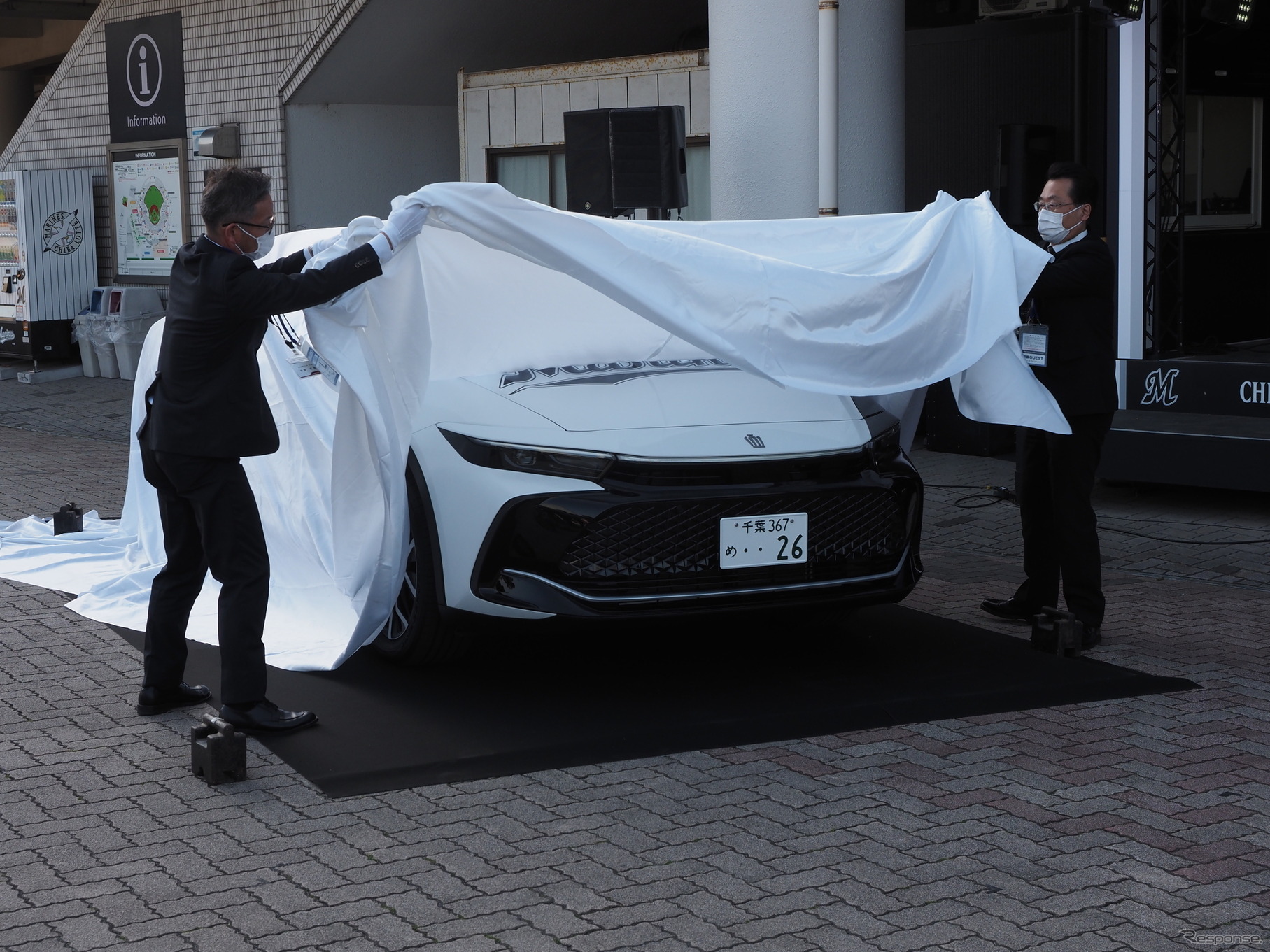 新オフィシャルカーの除幕式の様子
