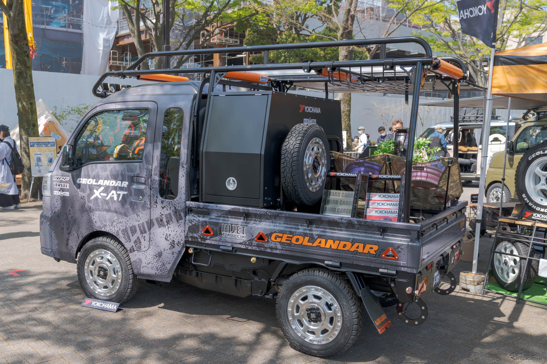 ハイゼットトラックのカスタム。ハードカーゴのキャリアなどで装備し、足元には『MLJ XTREME-J XJ07』ホイールに『ジオランダーX-AT』が装着されていた。
