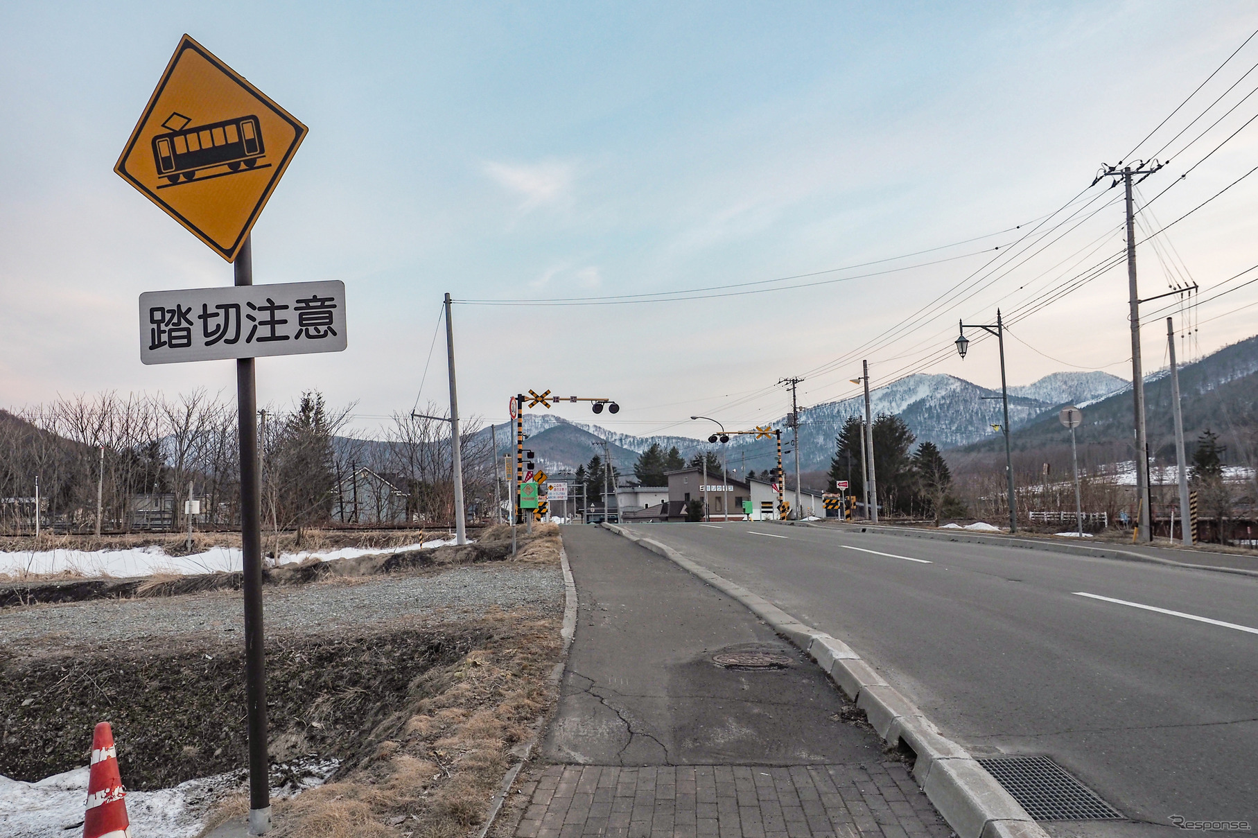 幾寅駅から5分ほど富良野方へ歩いた場所にある幾寅原野東9号踏切。遮断棒はすでに取り外されている。