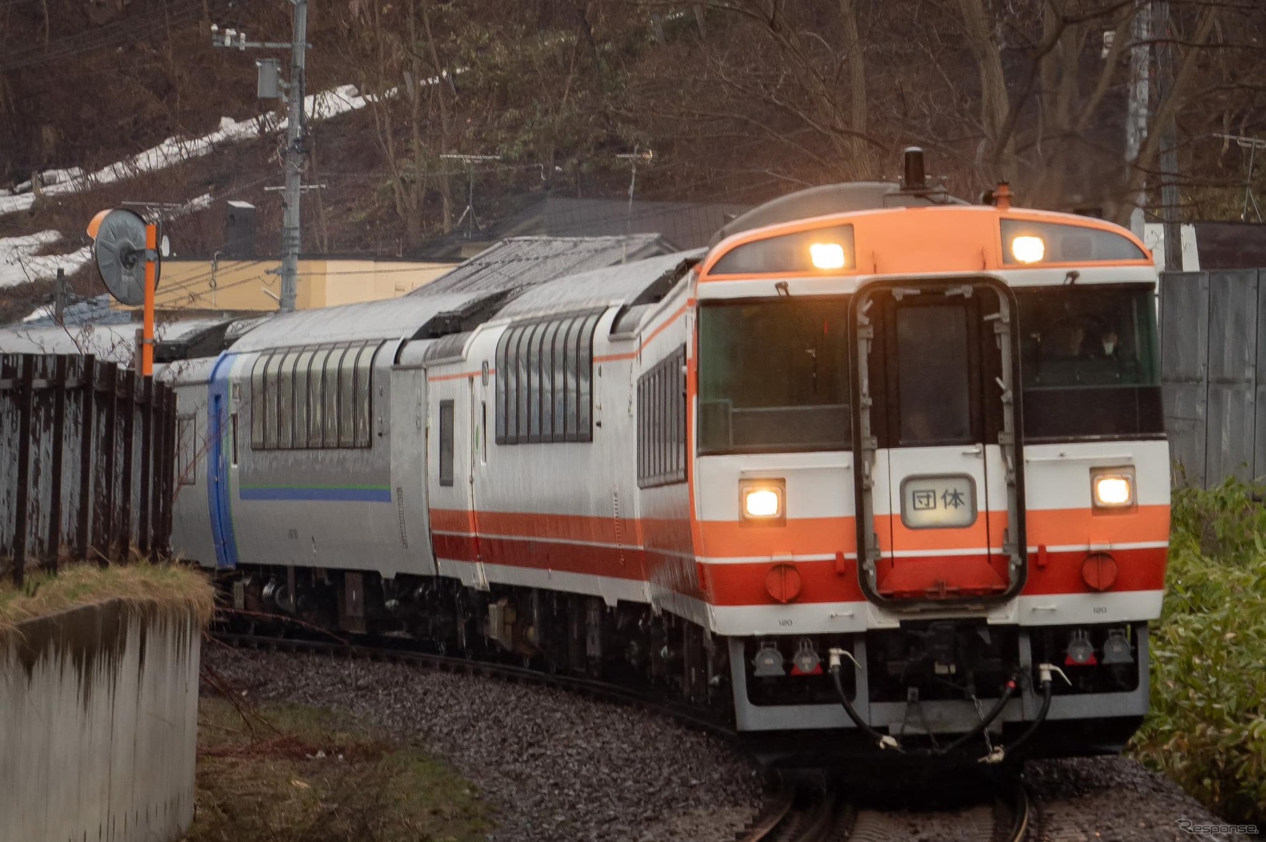 4月7日に札幌→函館間で運行された復刻塗装車先頭のキハ183系ツアー列車。函館本線（山線）経由で運行されたが、大雨による冠水のため2時間遅れの発車となった。函館本線・小樽～塩谷。