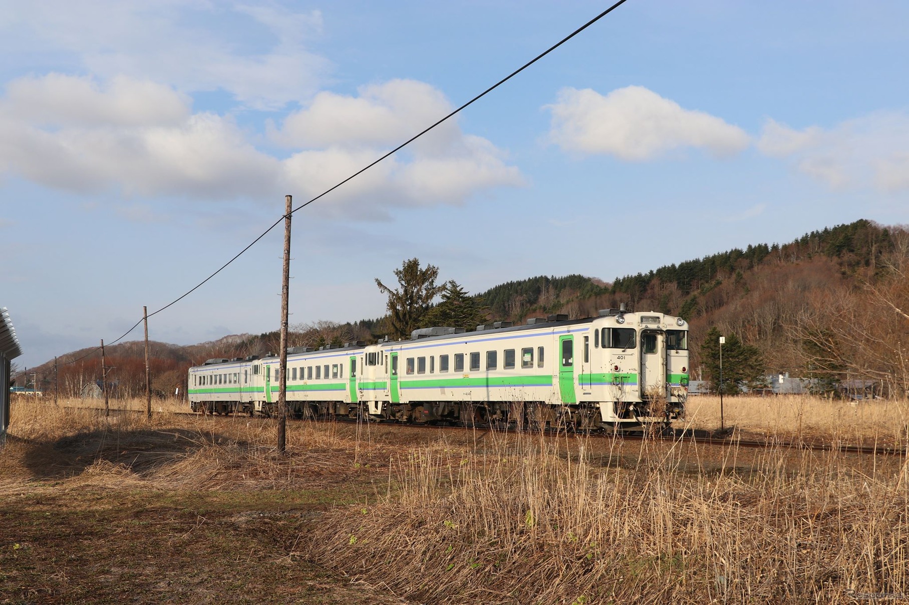 解体されつつある札沼線非電化区間専用車だったキハ40形400番台（前の2両）。2020年4月12日。