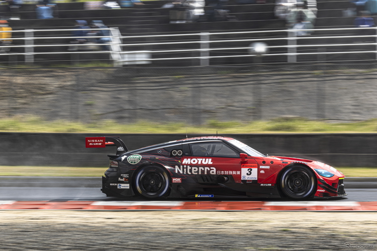 GT500クラス2位の#3 Niterra MOTUL Z（千代勝正／高星明誠）