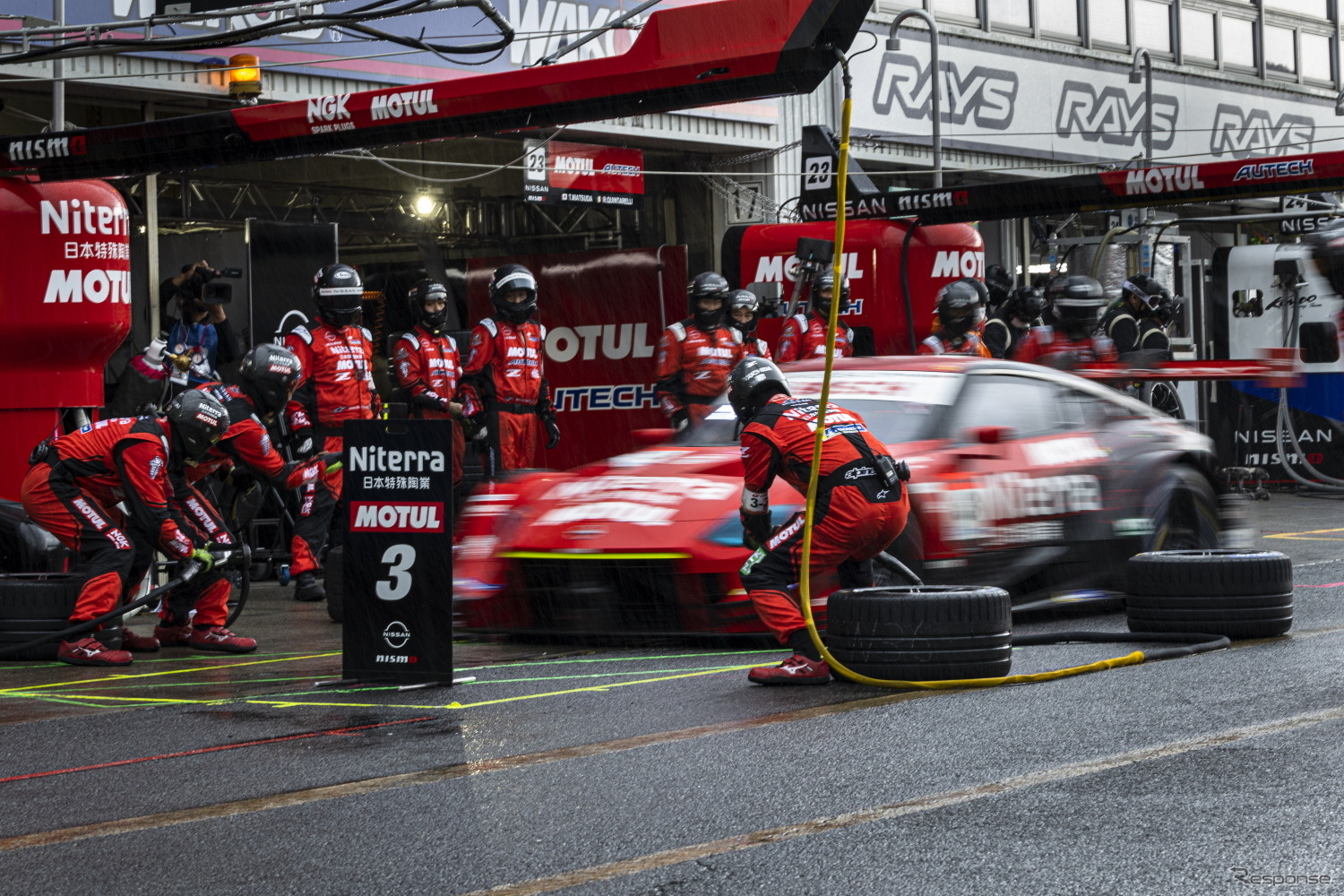 勝負の決め手となったピットストップの様子。写真は#3 Niterra MOTUL Z