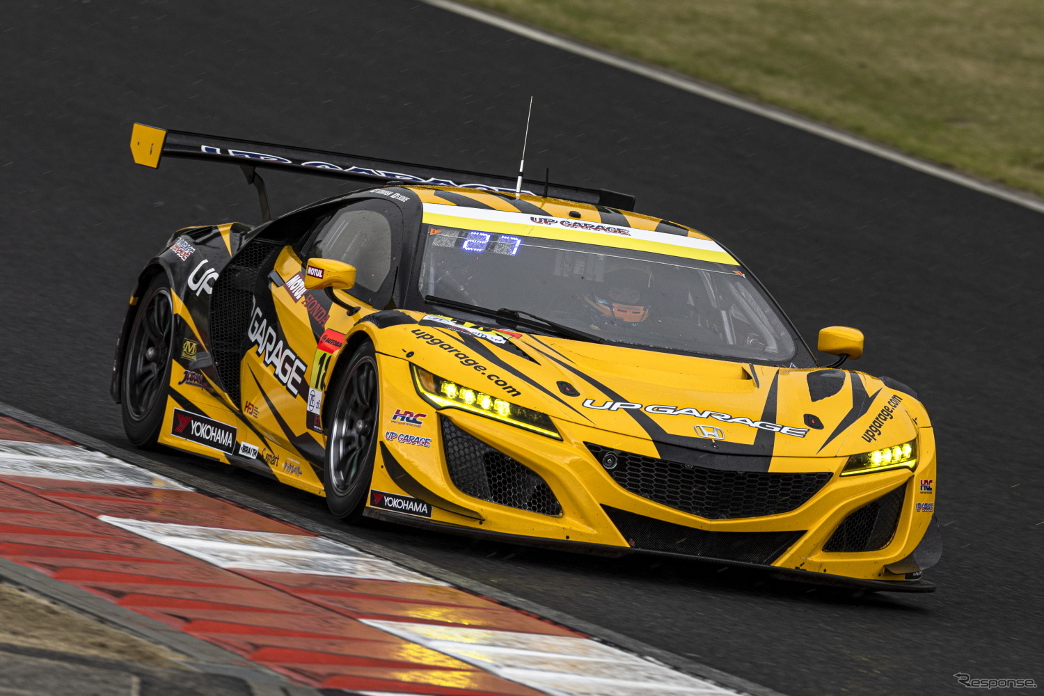 GT300クラス優勝の#18 UPGARAGE NSX GT3（小林崇志／小出峻）
