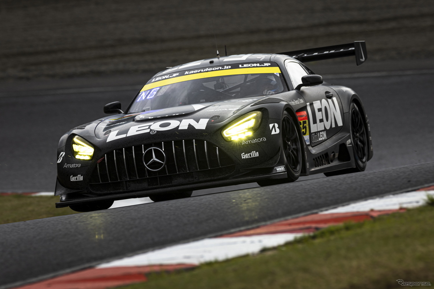 GT300クラス2位の#65 LEON PYRAMID AMG（蒲生尚弥／篠原拓朗）