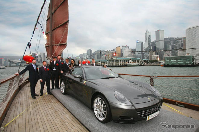 香港1000台目のフェラーリ…船上で納車セレモニー