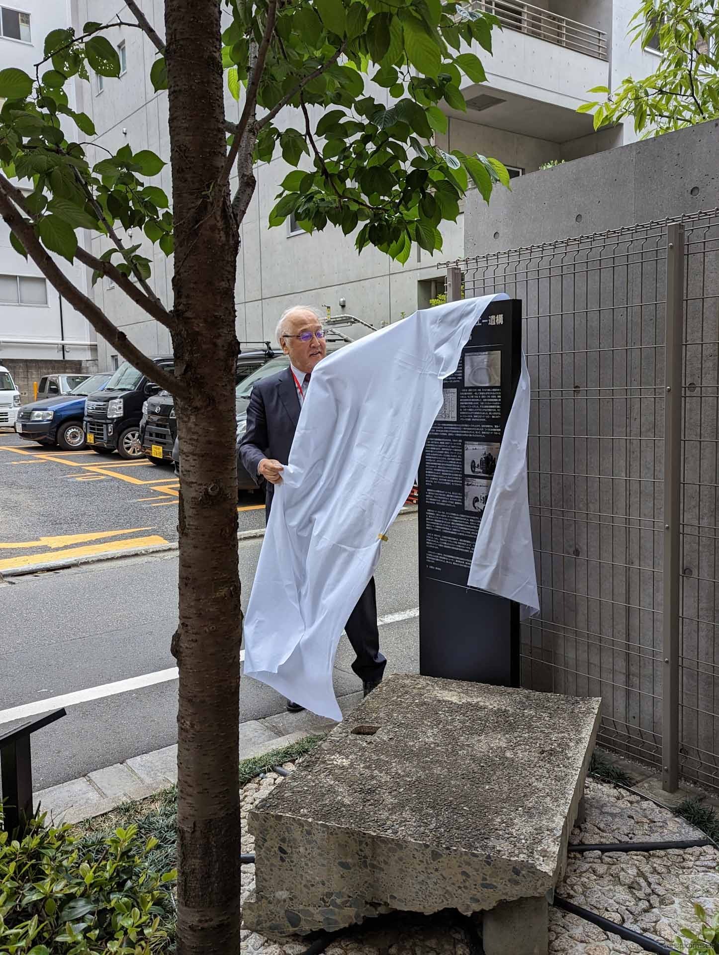 除幕をする藤本隆宏氏