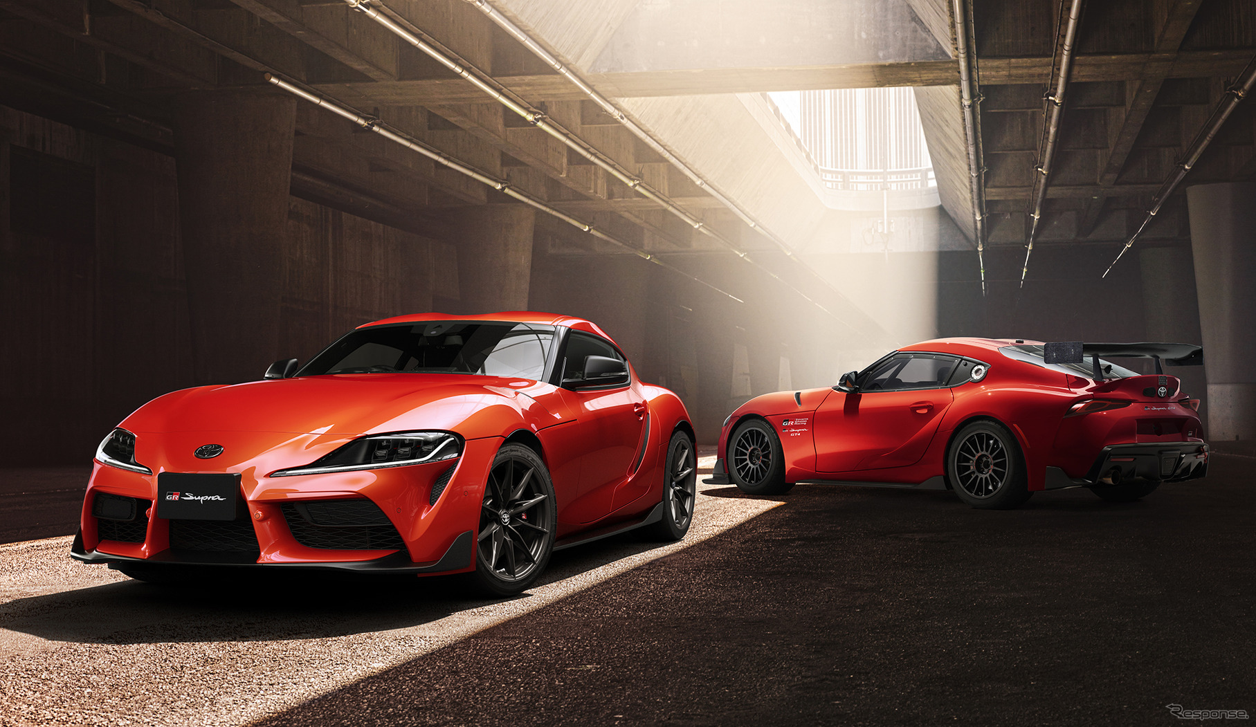 トヨタ GRスープラ プラズマオレンジ100エディション（左）とレース専用車のGRスープラGT4（右）