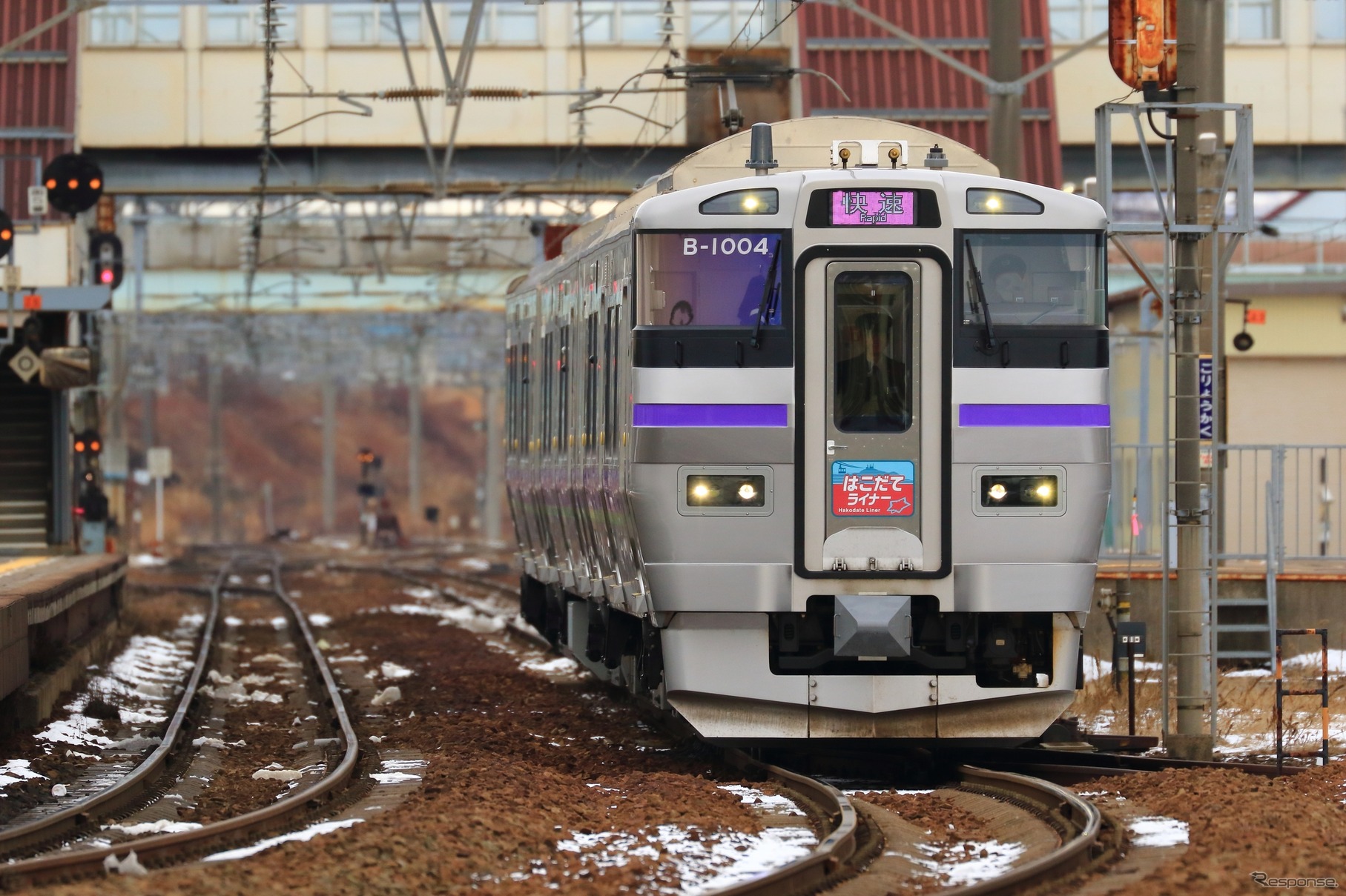 函館～新函館北斗間で運行されている新幹線連絡列車の『はこだてライナー』。北海道新幹線函館延伸がミニ新幹線となると、3線軌条、または複線の片側が新幹線と同じ標準軌になる公算が高い。