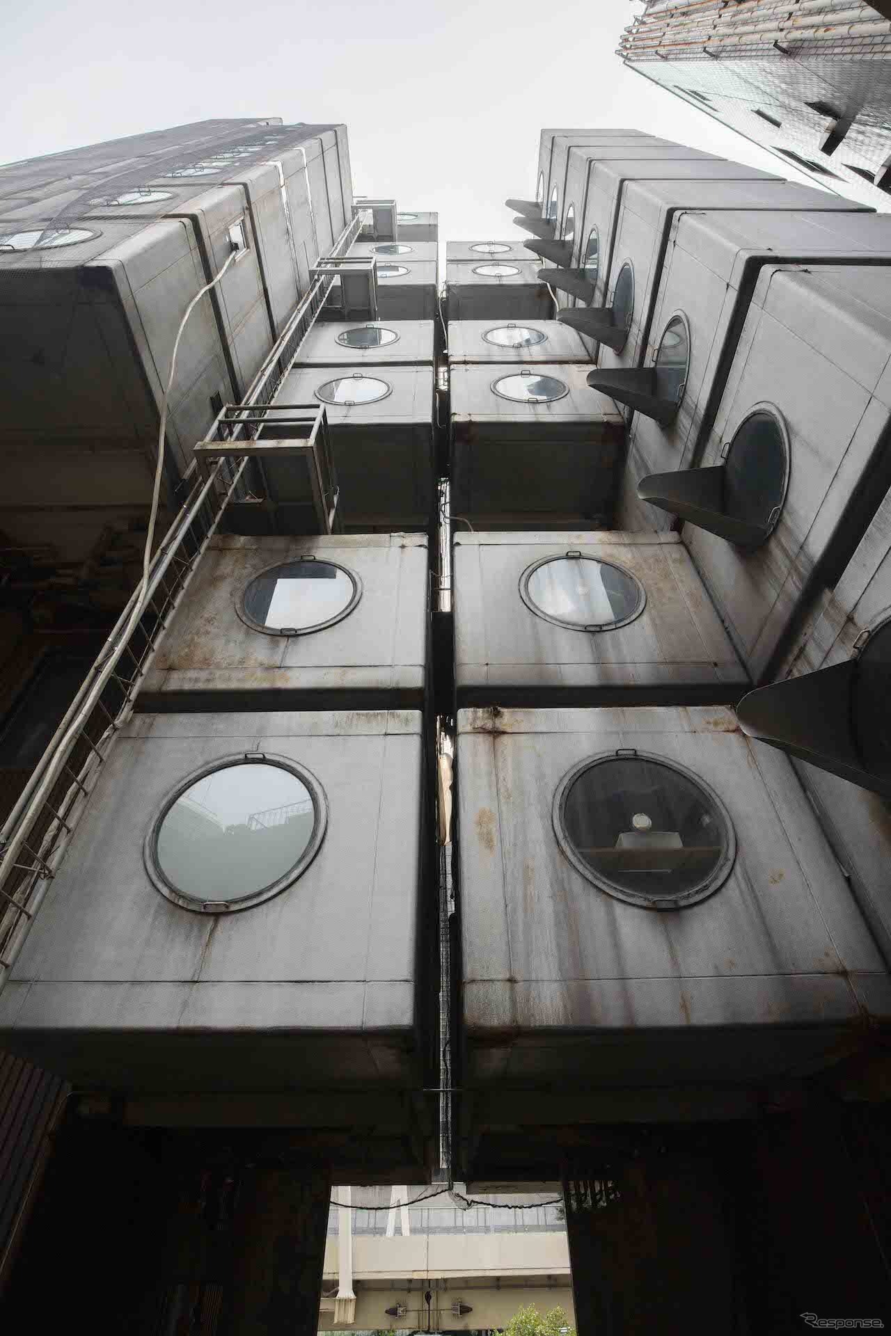 解体前の中銀カプセルタワービル