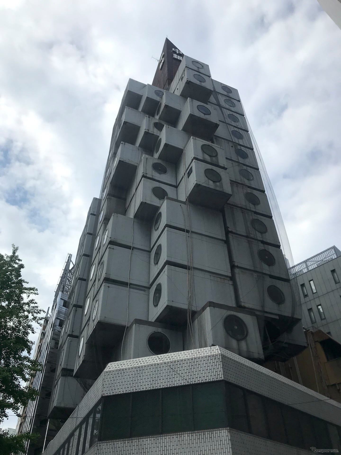 解体前の中銀カプセルタワービル（南側から。2021年4月）