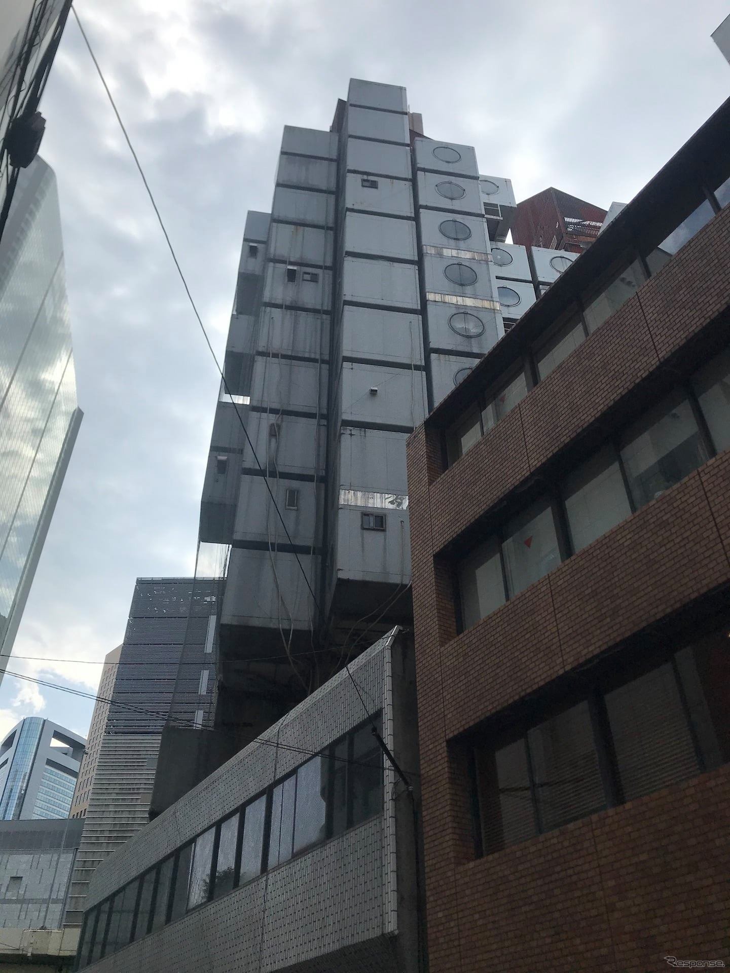 解体前の中銀カプセルタワービル（北東側から。2021年4月）