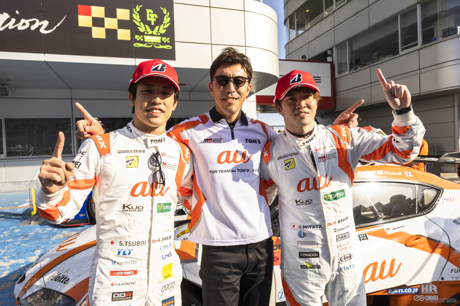 優勝した#36 au TOM'S GR Supraの（左から）坪井翔、伊藤大輔監督、宮田莉朋