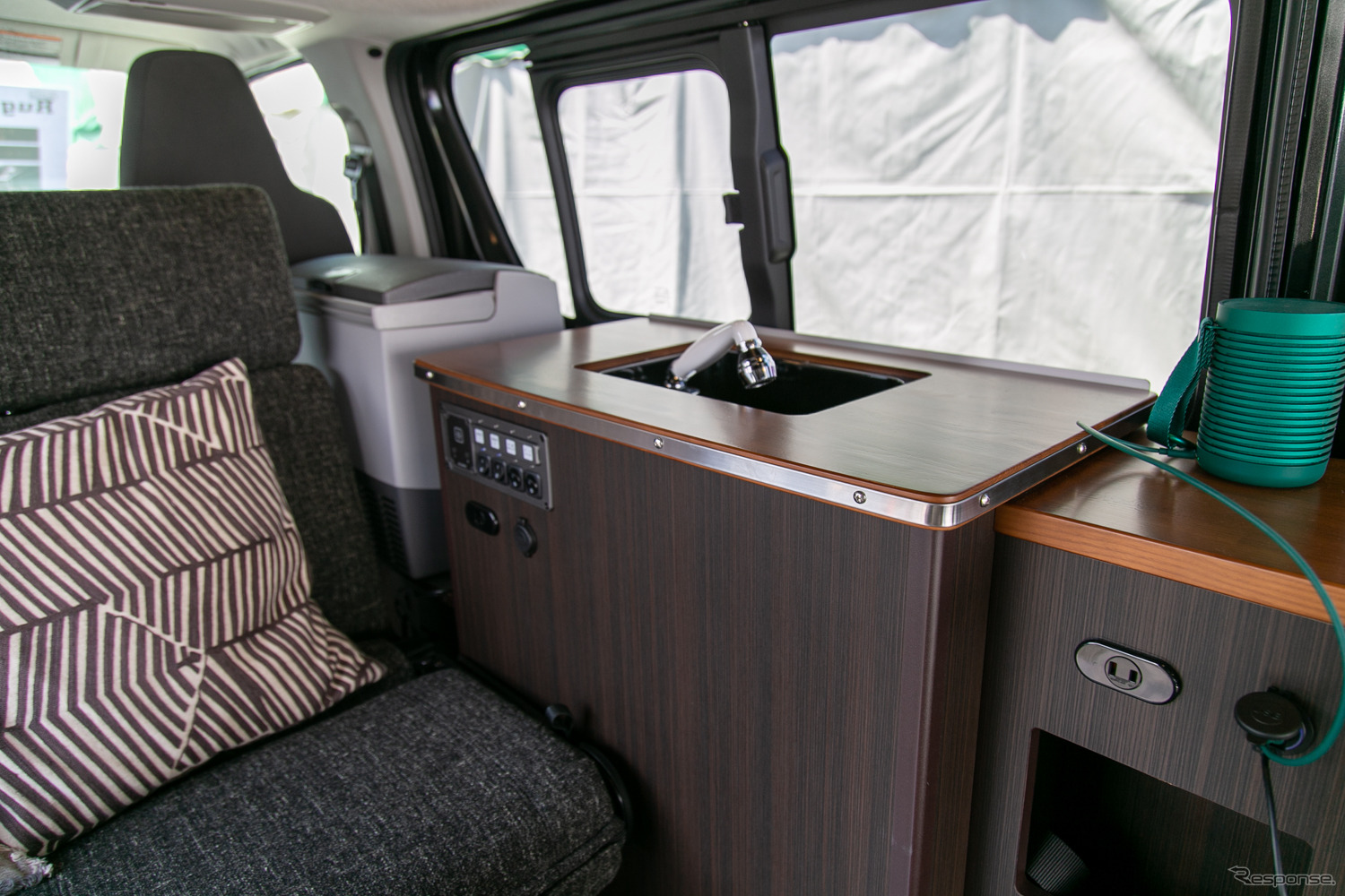 リーズナブルな「ハイエース」バンコン「Rugged VAN（ラギッドバン）」に若者たちが注目……神奈川キャンピングカーフェア
