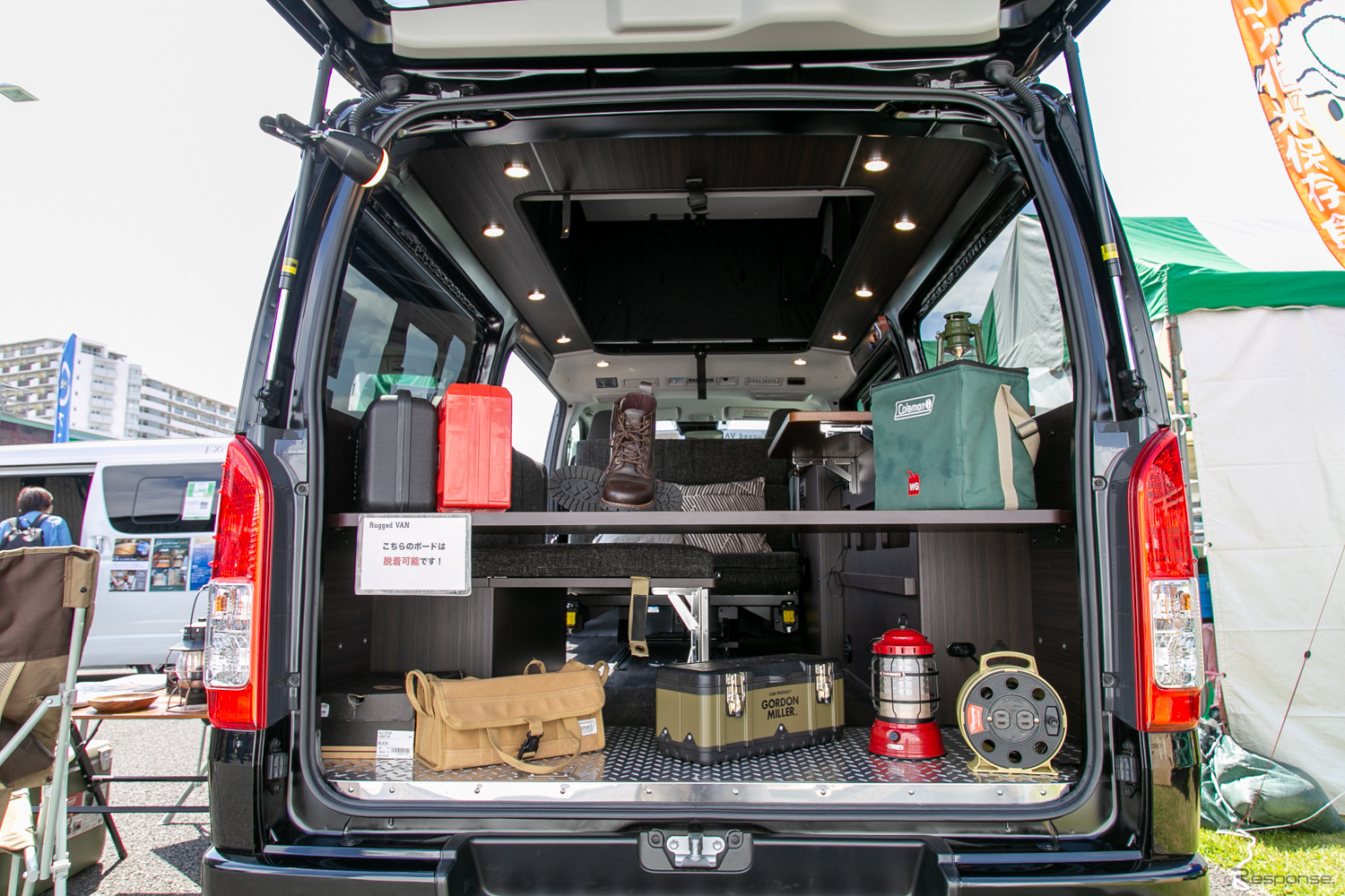 リーズナブルな「ハイエース」バンコン「Rugged VAN（ラギッドバン）」に若者たちが注目……神奈川キャンピングカーフェア