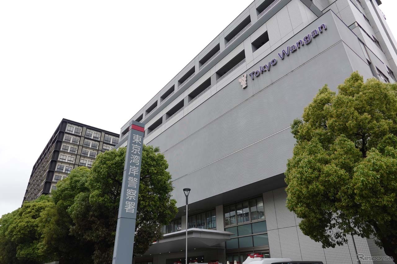 隣が湾岸警察署。目印としてわかりやすい