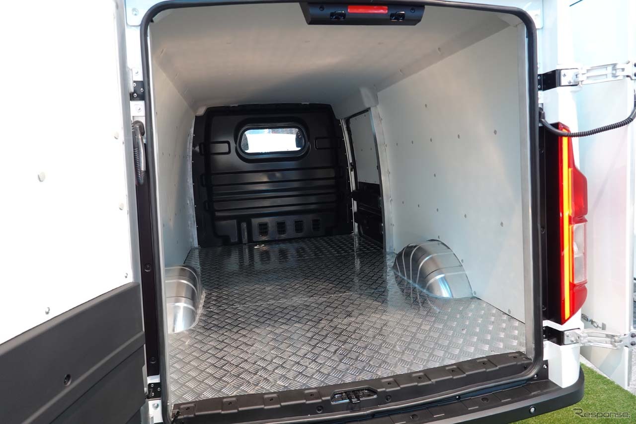 カーゴスペースは長さ2890×幅1690×高さ1380mm。最大積載量は1250kg