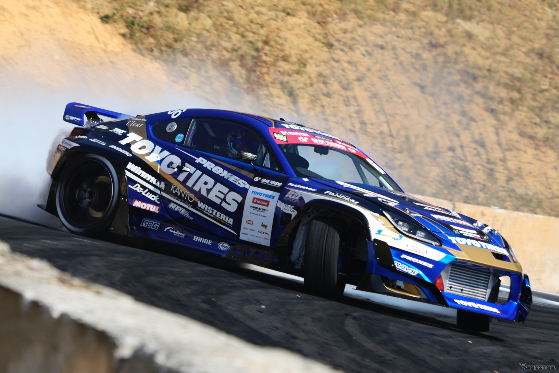 世界中のプロドリフト選手が頂点を争って熾烈な戦いをみせるD1GP