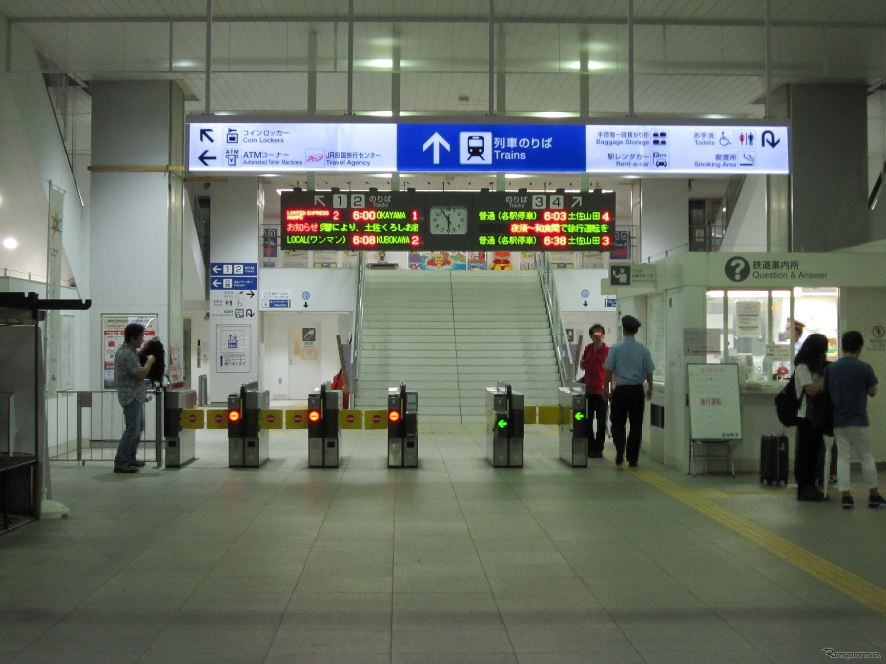 「スマえき専用改札機」が設けられている高知駅の改札。