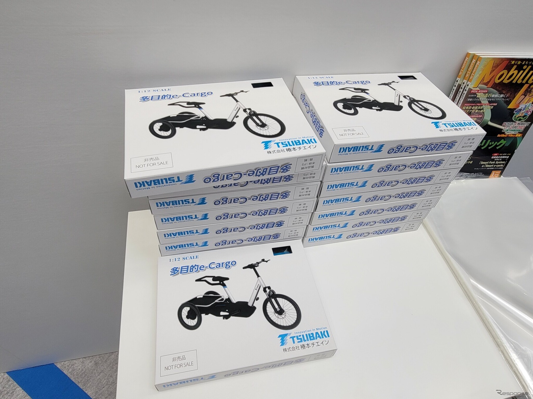 来場者向け記念品の「e-Cargo」のプラモデル（非売品）。