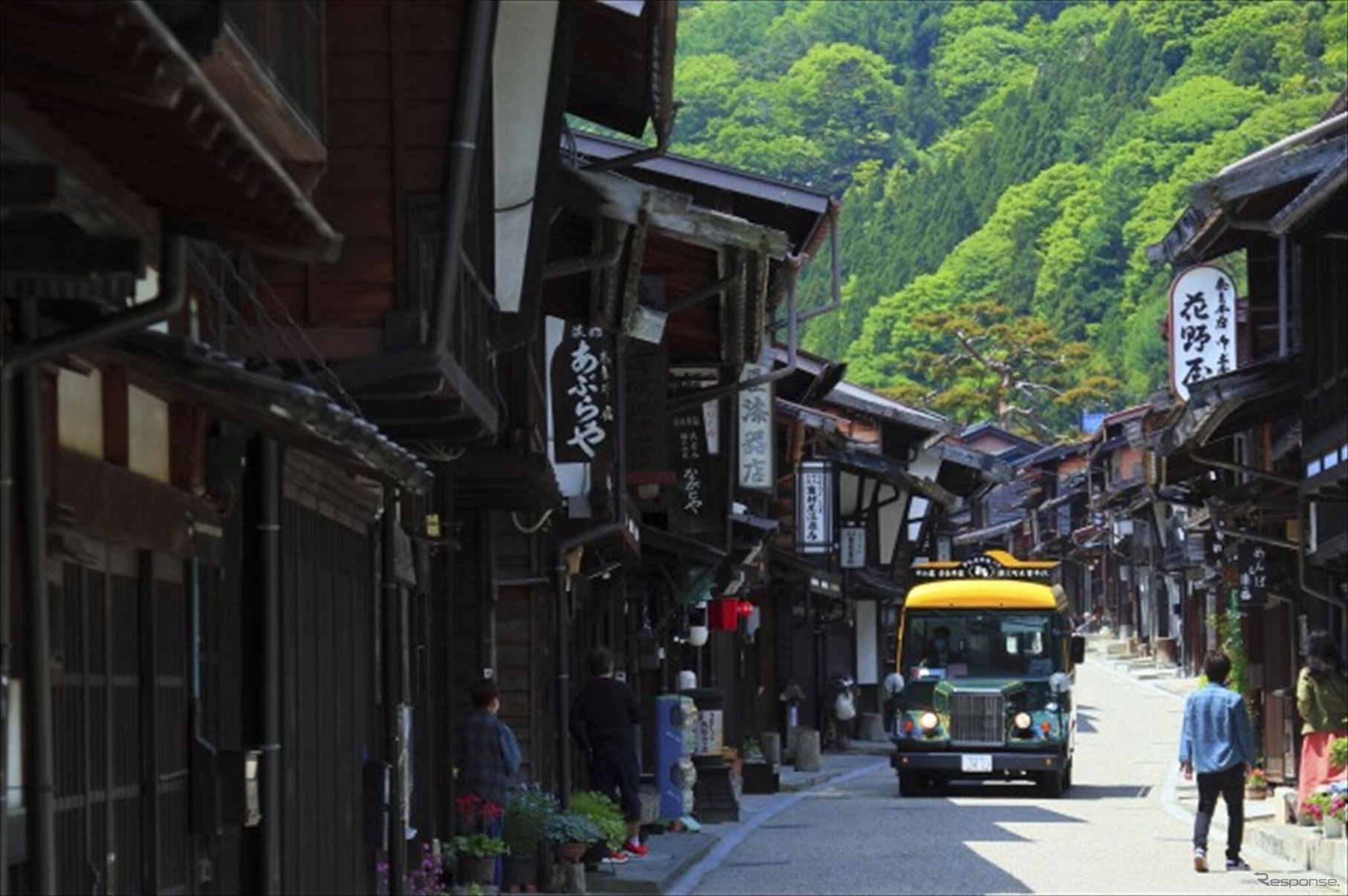 奈良井宿を走る重伝建バス
