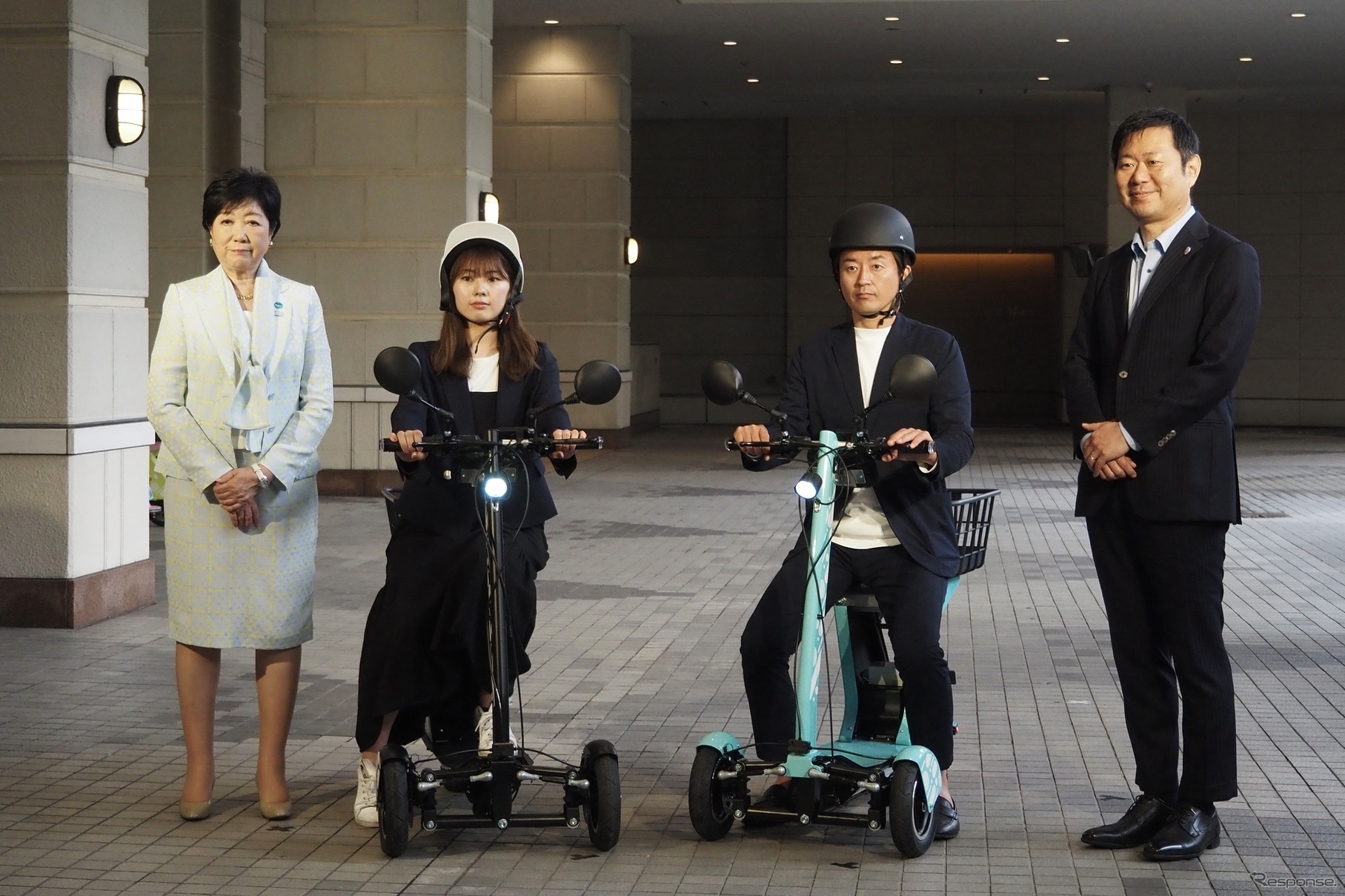 東京EVバイクシェア開始式。東京都の小池知事（向かって左）とドコモ・バイクシェアの武岡代表取締役（同右端）