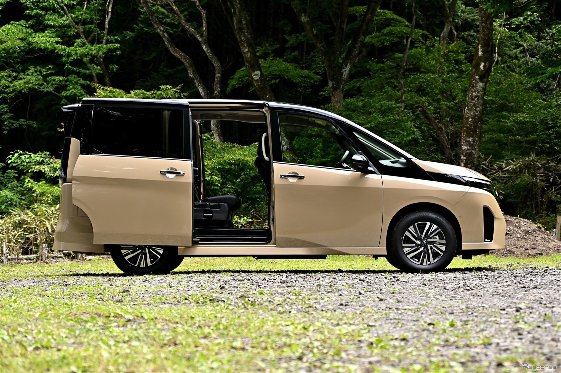 日産 セレナ e-POWER ハイウェイスターV（ボディカラー：利休）