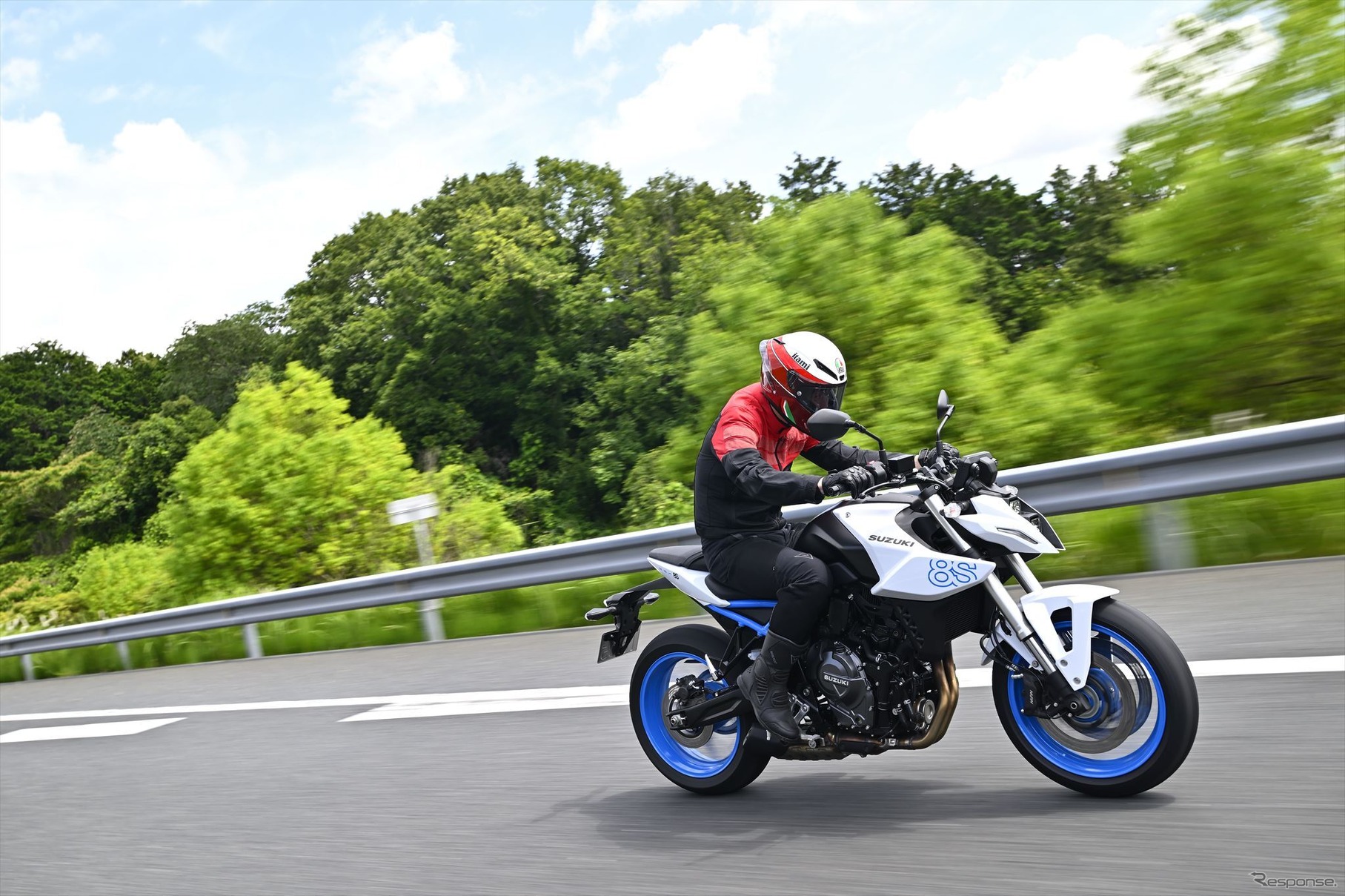 スズキ GSX-8Sと伊丹孝裕