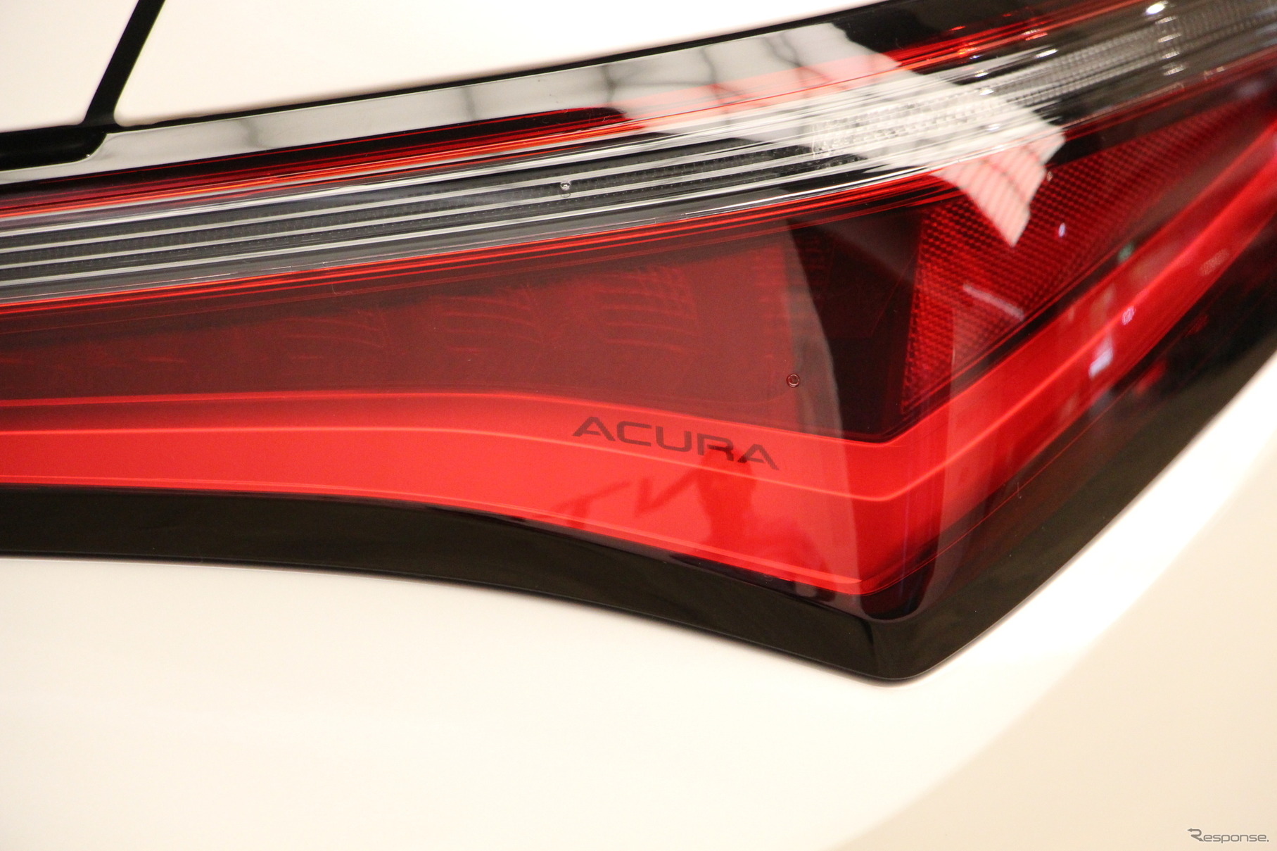ランプの中にはさりげなく「ACURA」の文字が。高級ブランドならではの特別感を演出している