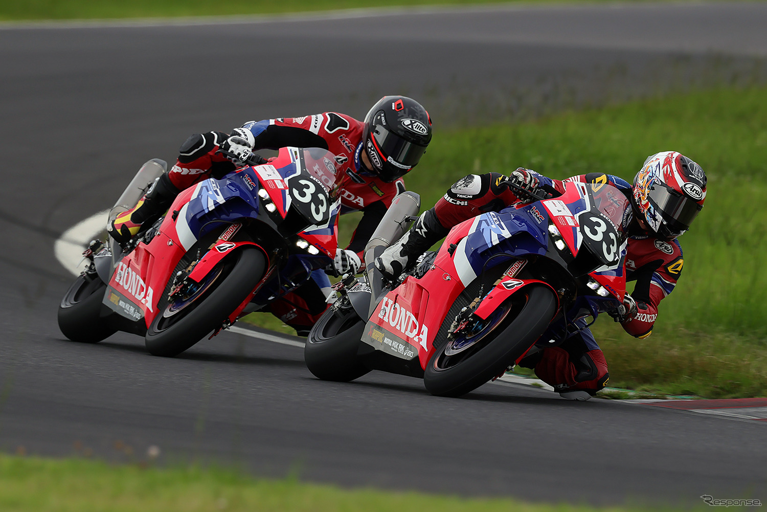 トップタイムをマークした#33 Team HRCのメイン車両（左）とテスト車両（右）