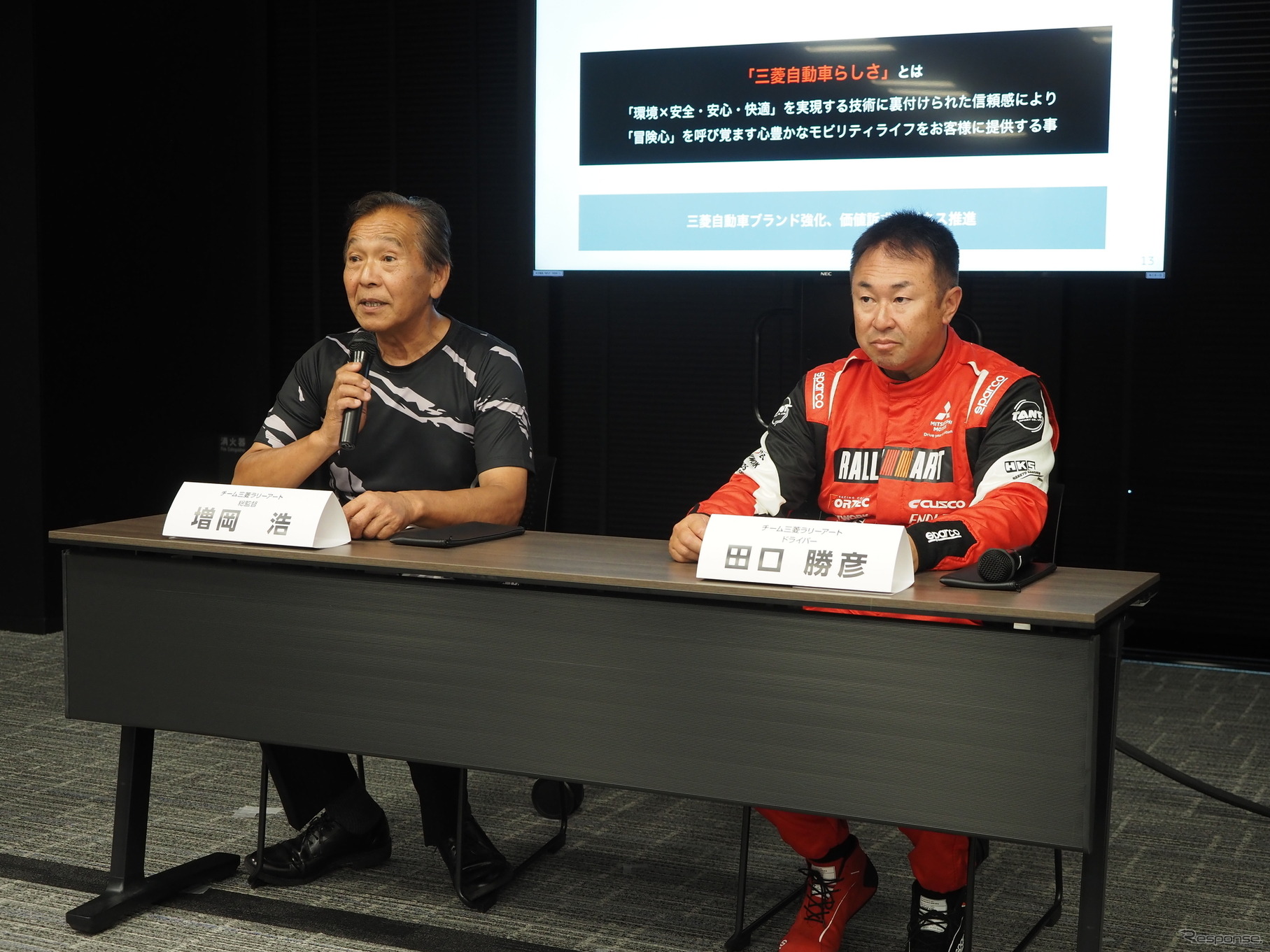 ラリーの豊富やトライトンへの印象を語る増岡総監督（左）