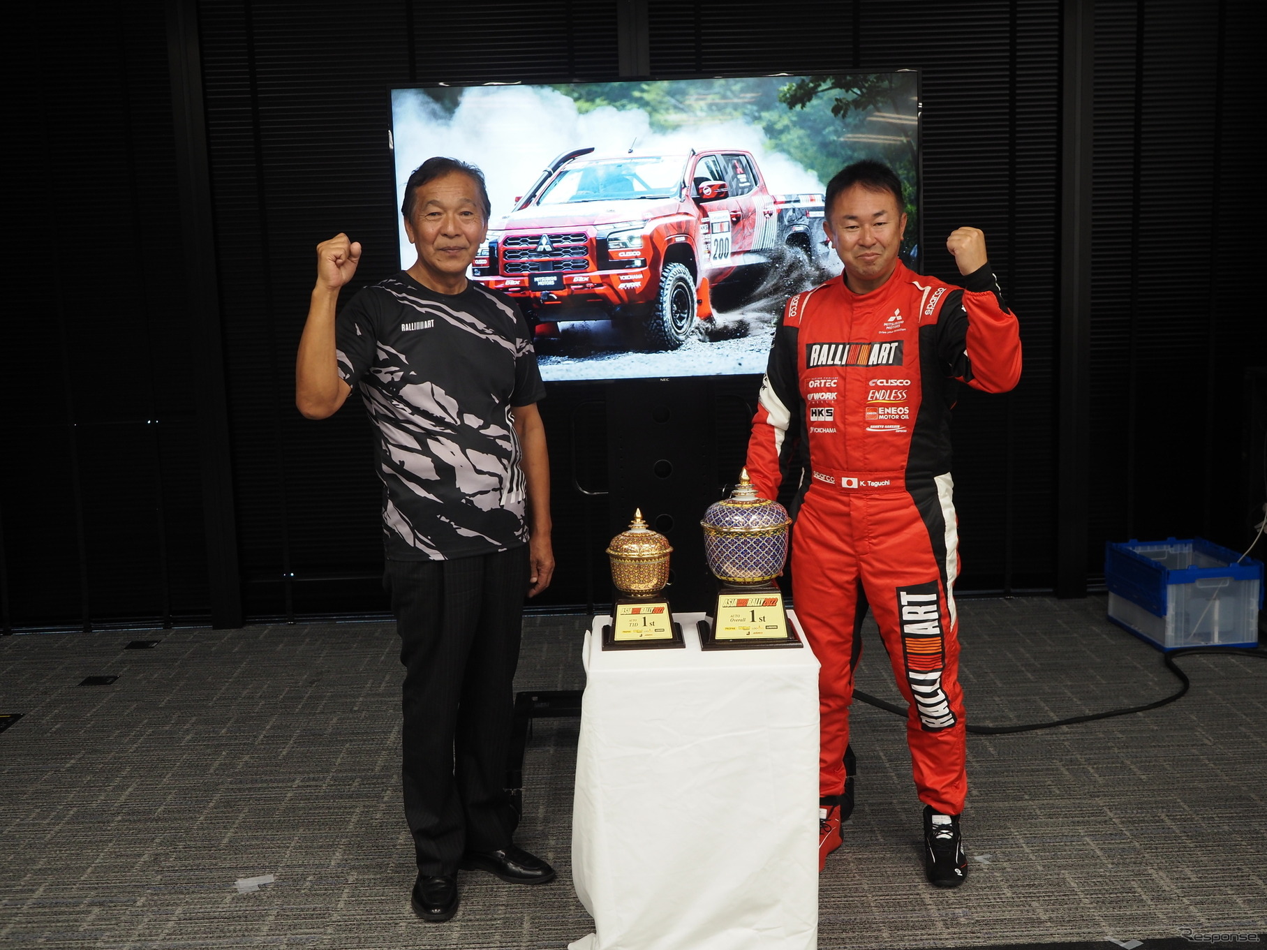 昨年の優勝トロフィーを前に連覇を誓う増岡監督と田口選手（右）
