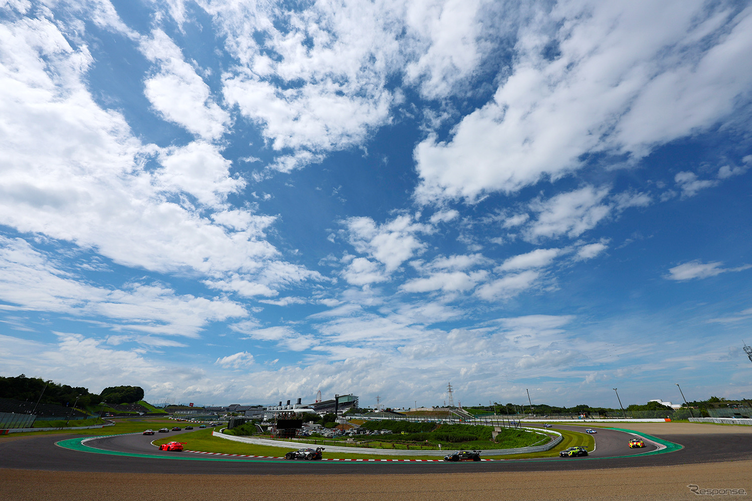 決勝レース、1-2コーナーの風景