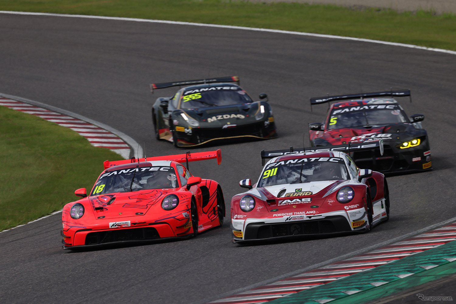優勝した#911 Absolute Racingとバトルする3位の#18 Porsche Center Okazaki（左）