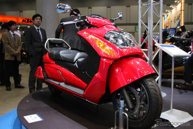 【東京モーターサイクルショー09】スズキのビッグスクーター、ジェンマに新色