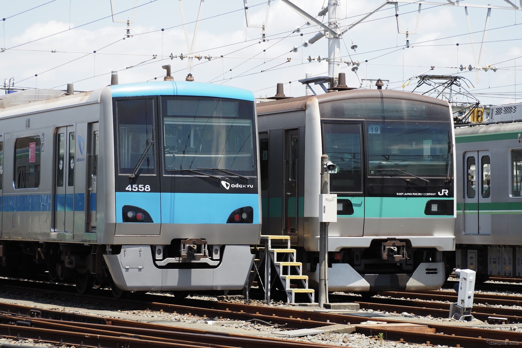 小田急4000形（向かって左）とE233系2000番台