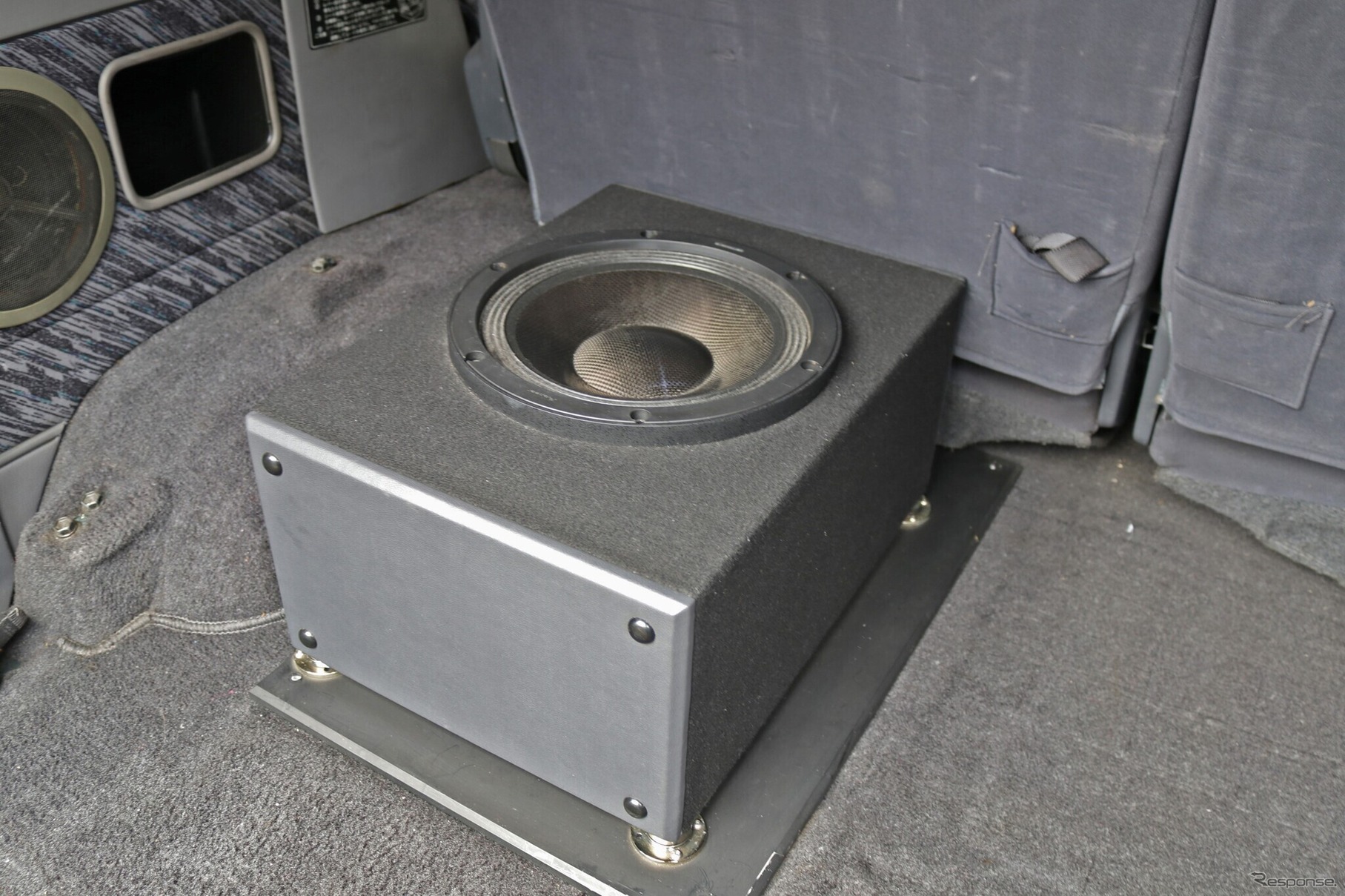 サブウーファーはラゲッジの片隅に設置される。十分な容量のエンクロージャーで余裕の低音再生を実践する。