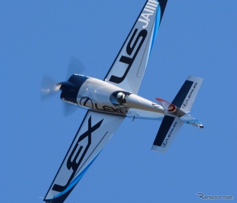 飛行機体：エクストラ330SC（JA111F）