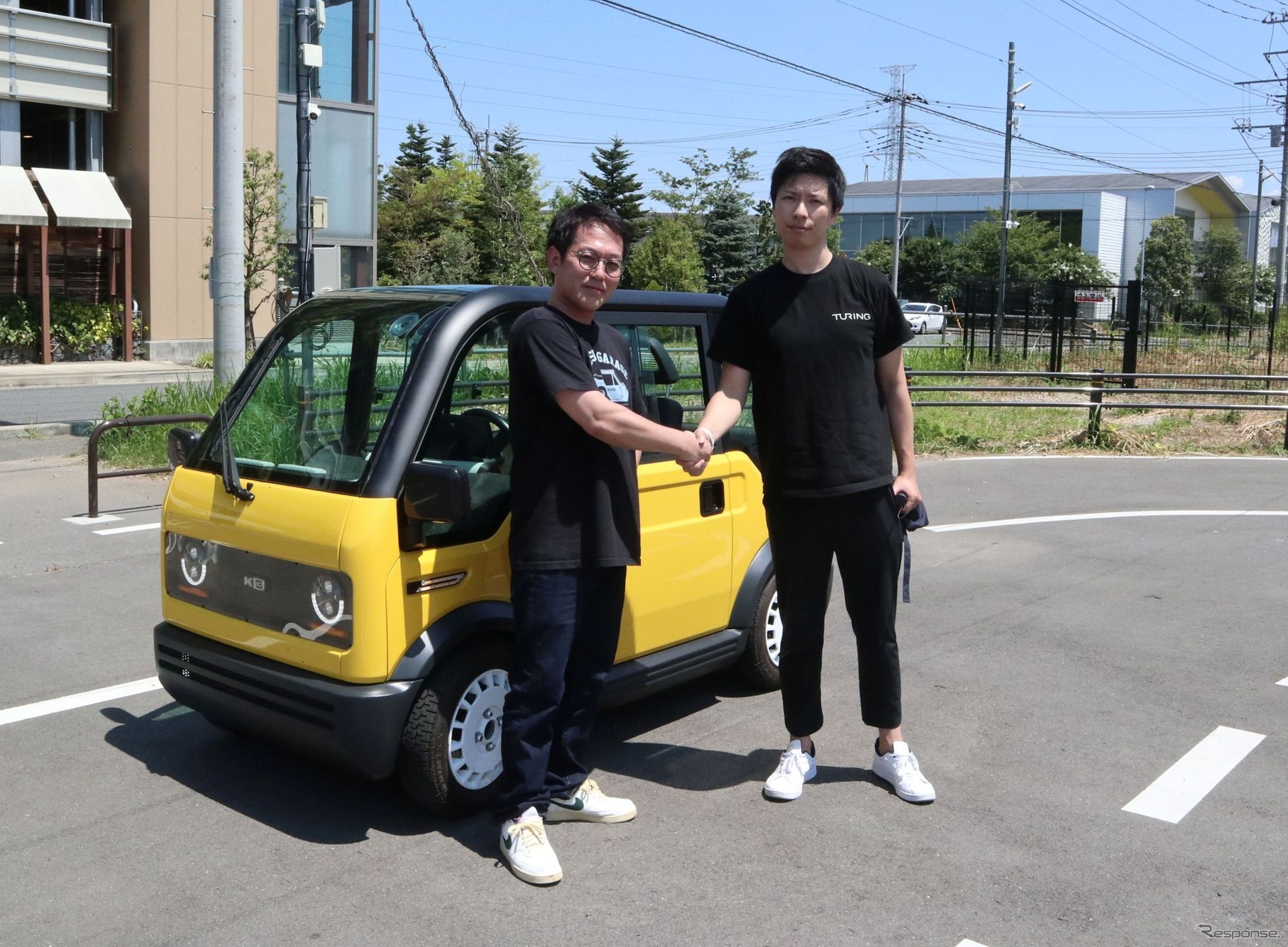 握手するチューリング CEO 山本一成氏（右）とKGモーターズ CEO 楠一成氏（左）。ただしビジネス上の協業はありえないと双方が断言
