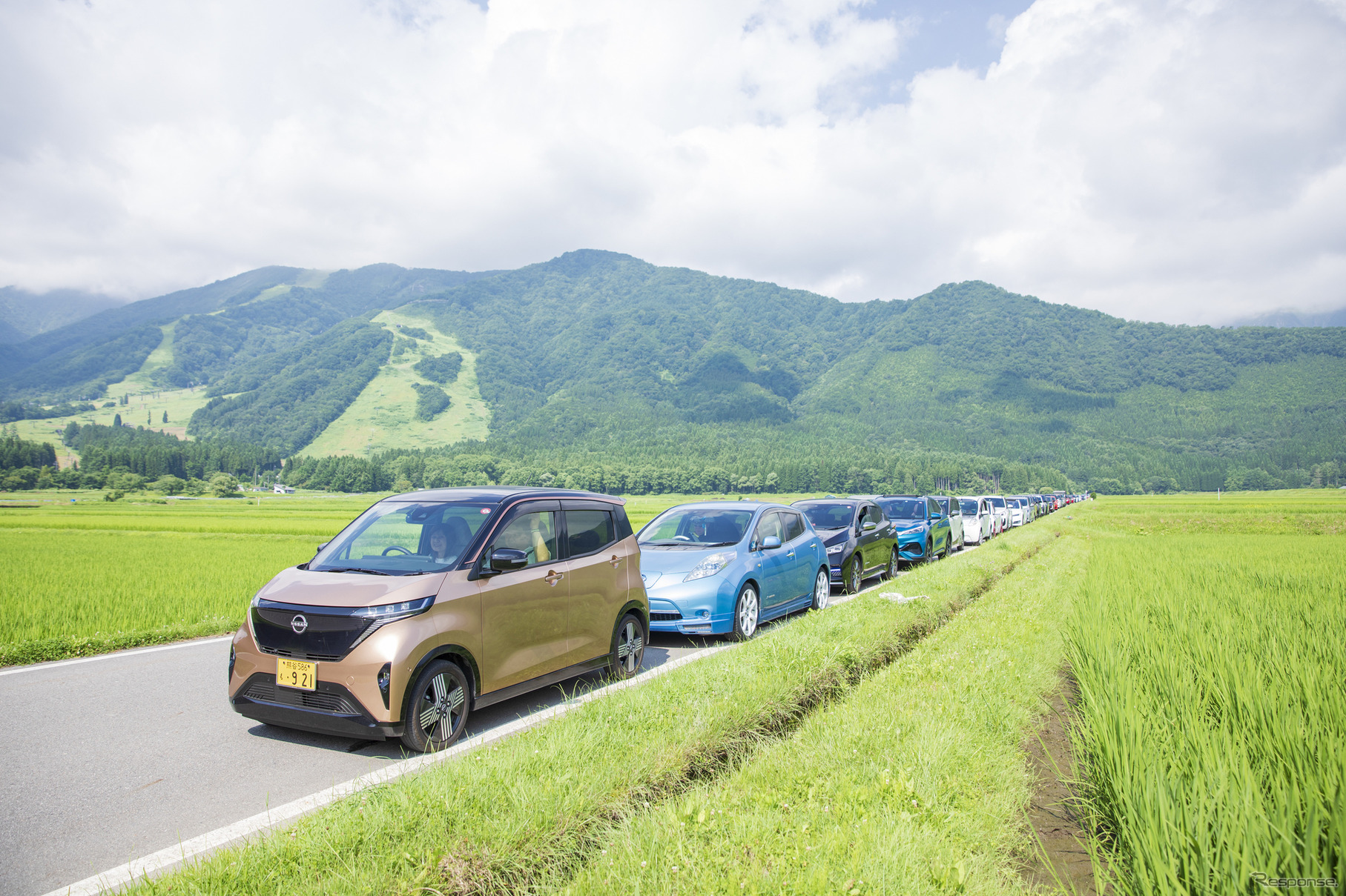 白馬村のなかをパレードするEV