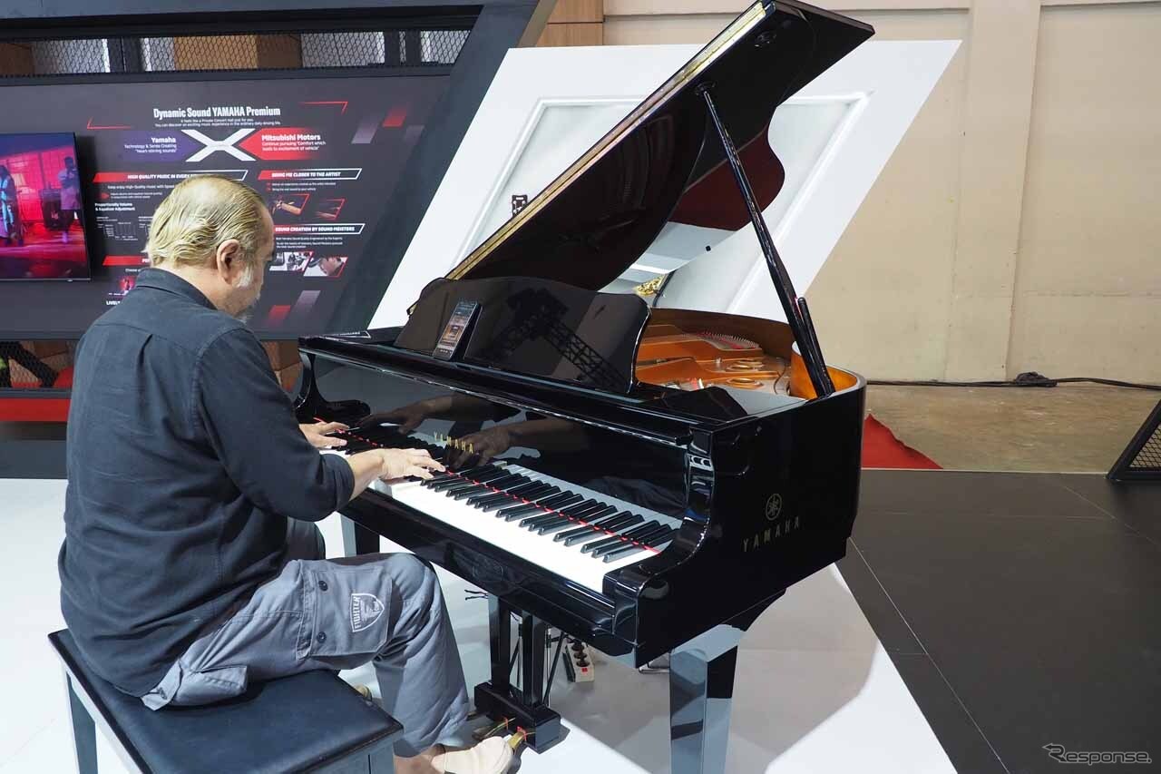 会場ではヤマハ製ピアノによる生演奏も披露された（GAIKINDOインドネシア国際オートショー2023）